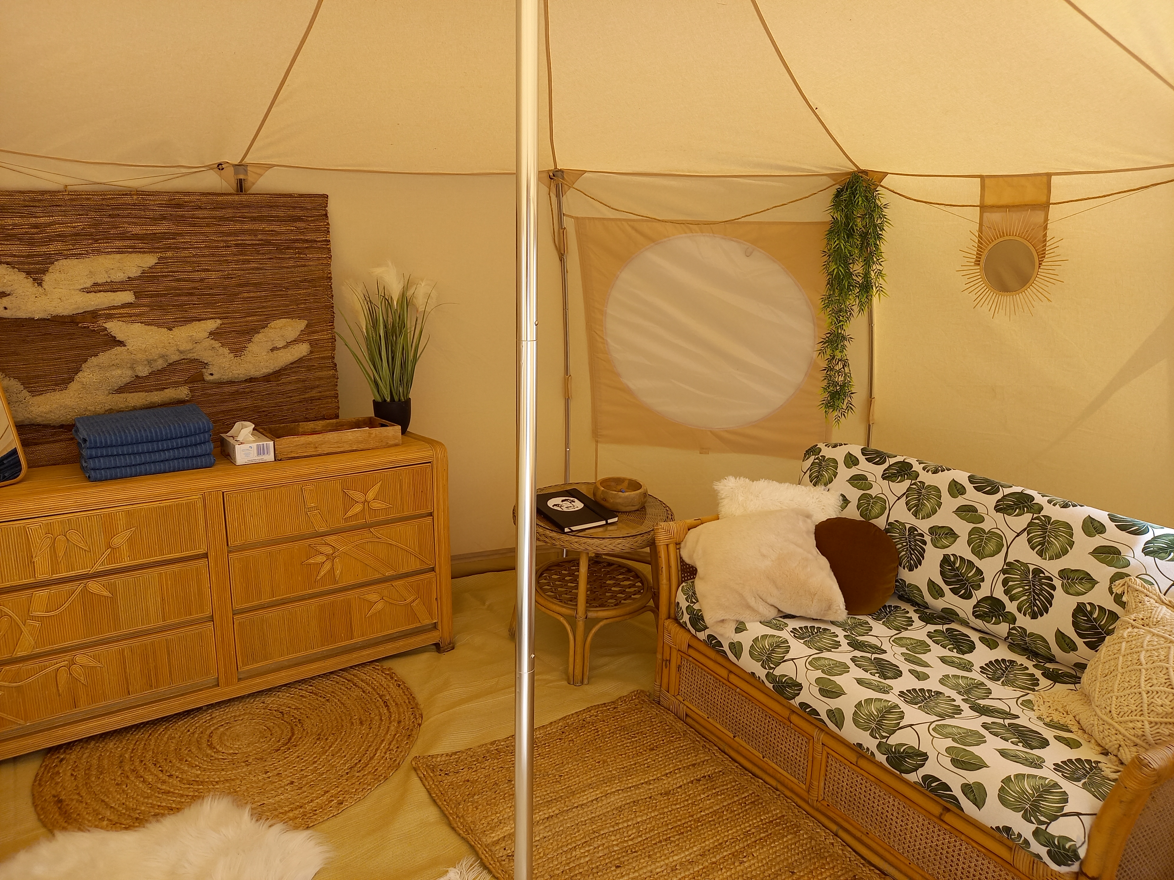Bus magique avec tente glamping — Nuit insolite en Allier à Vichy — environnement naturel