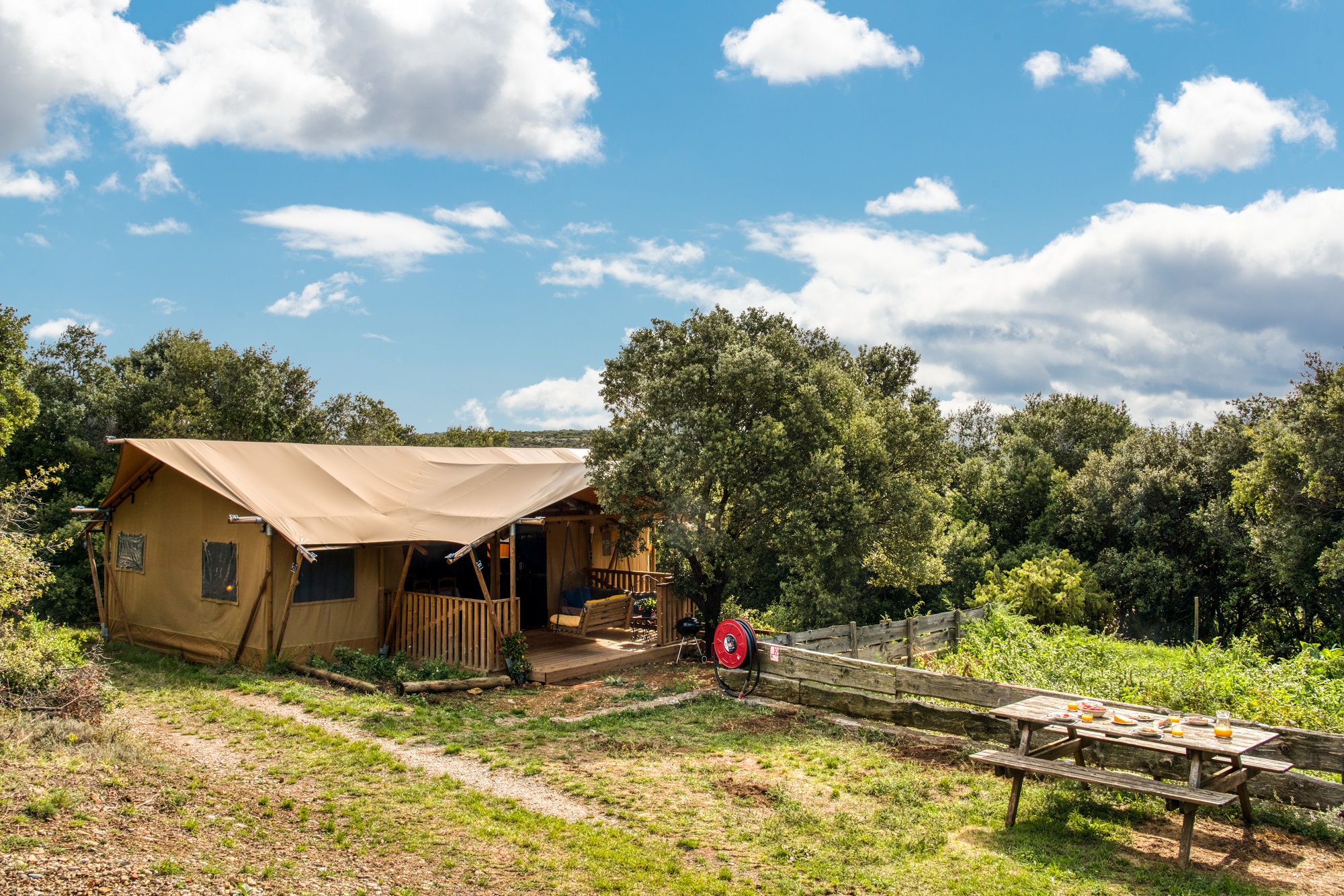 Tente Joy : un safari lodge au cœur du Languedoc-Roussillon à Velieux — vue intérieure