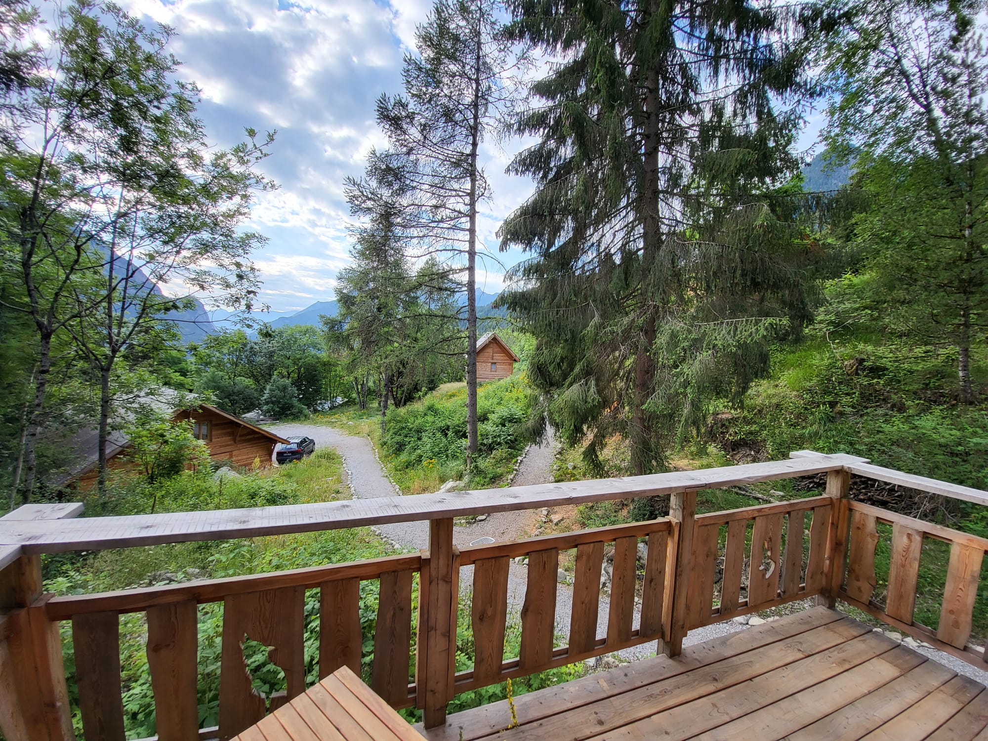 Cabane Le Chambeyron : une expérience immersive en hauteur à Le Lauzet Ubaye — vue intérieure