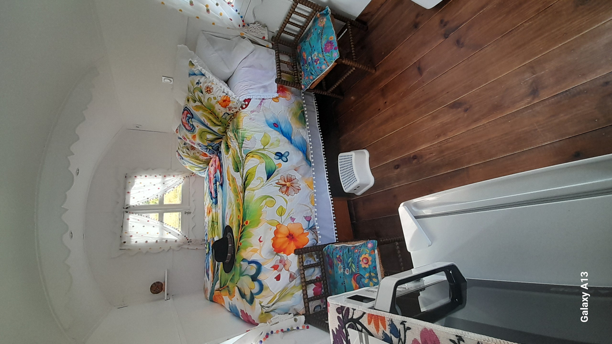 La roulotte au bord de l'étang — Roulotte cosy avec spa dans le Jura à Tavaux — chambre