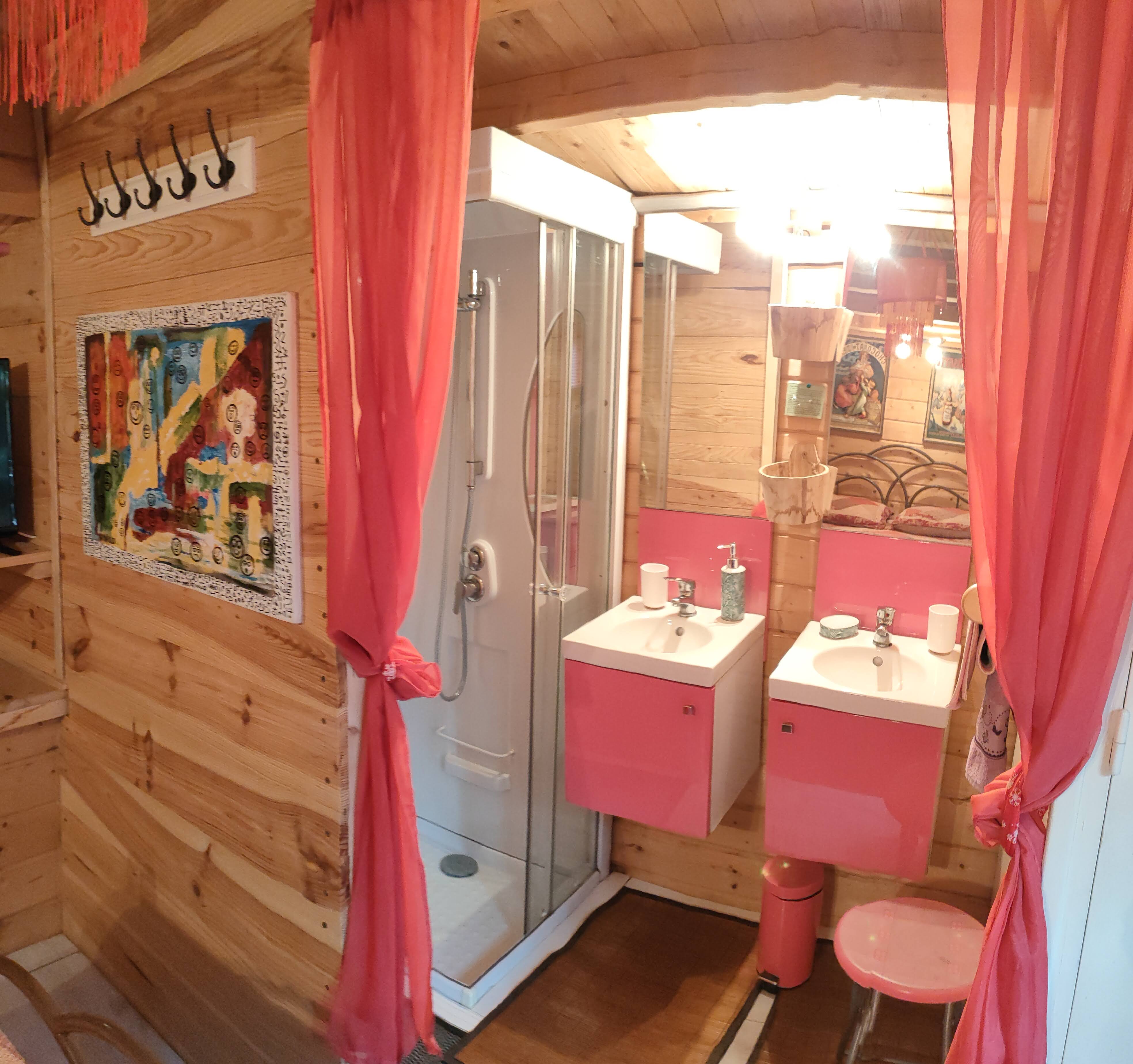 Tiny Églantine — Cabane avec spa à Le Portel des Arnaud à Durfort-et-Saint-Martin-de-Sossenac — salle de bain
