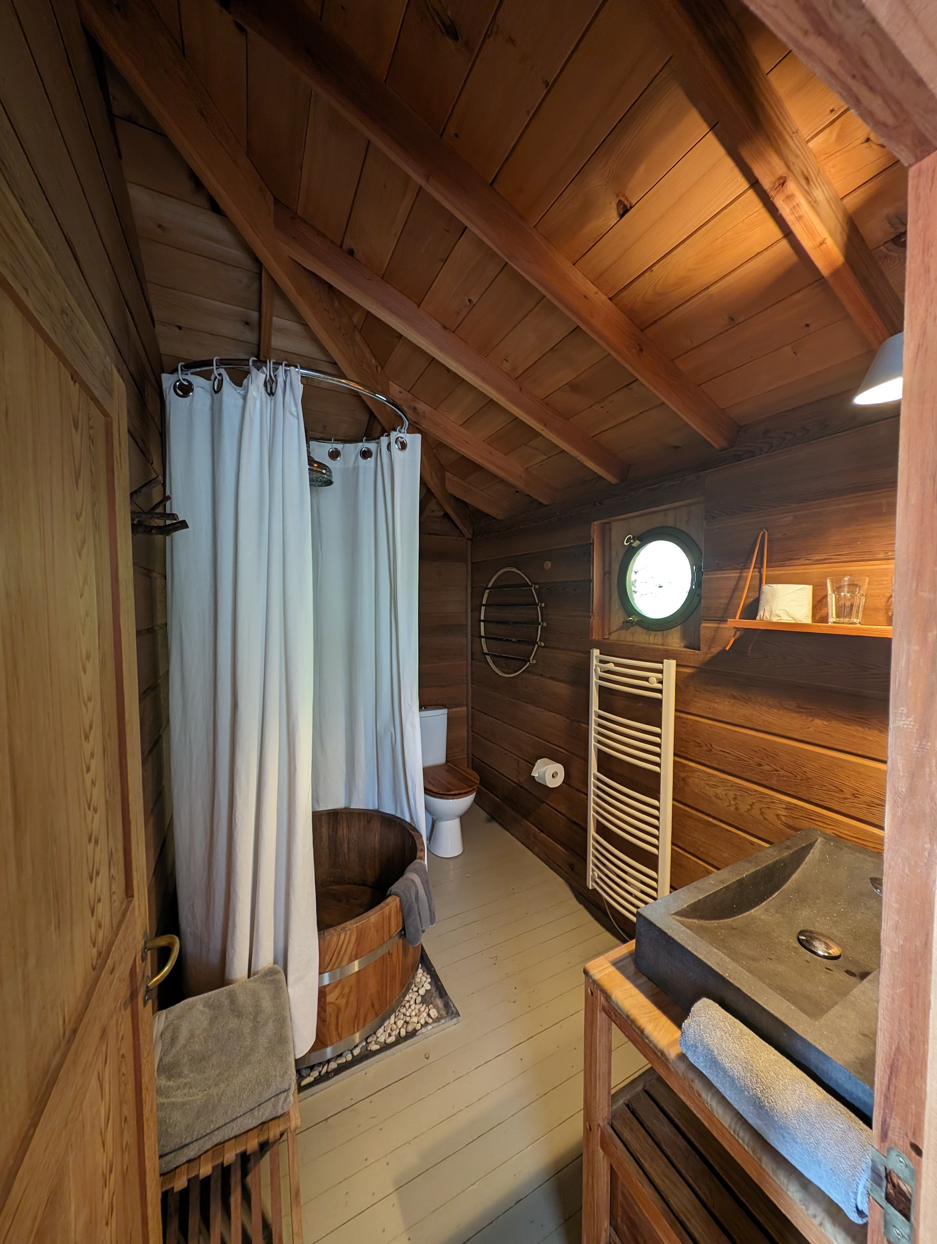Bagheera — Cabane dans les arbres avec spa à Alpes-Maritimes à Saint-Auban — salle de bain