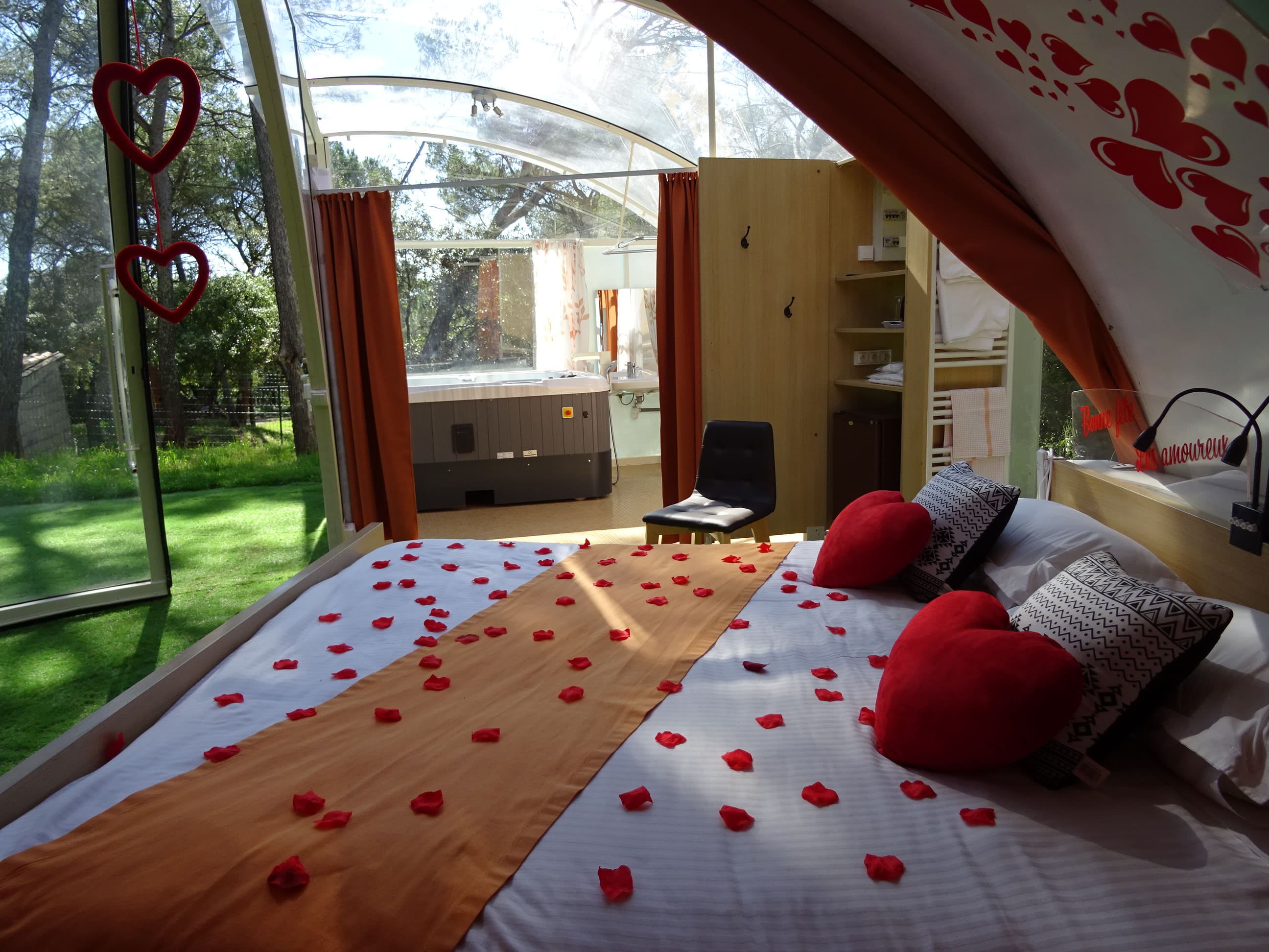 Bulle Spa sous les Pins — Nuit insolite avec spa à Var à Cabasse — espace de vie