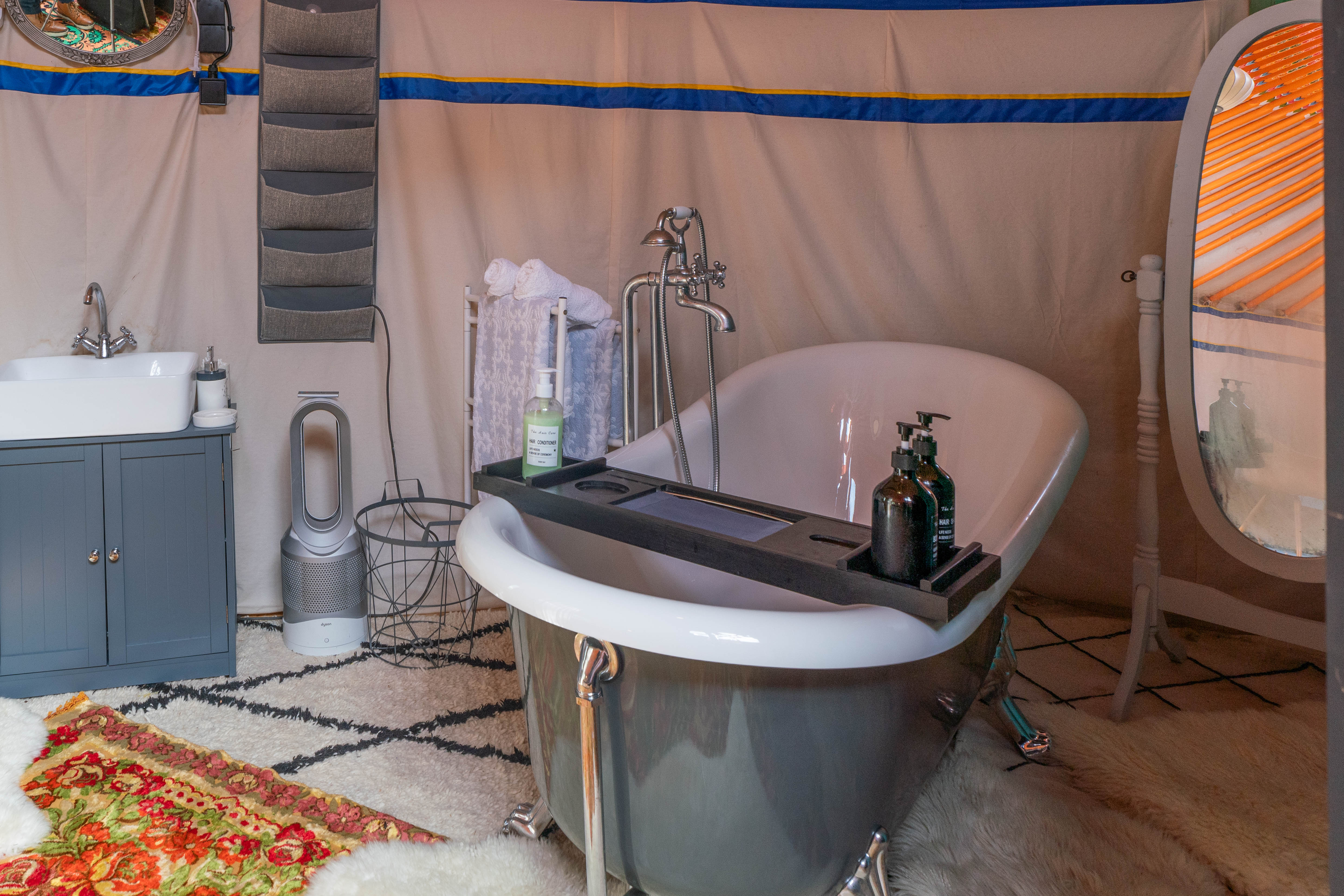 Évasion dans une yourte bohemian chic avec spa en Aquitaine à Marcenais — détail architectural