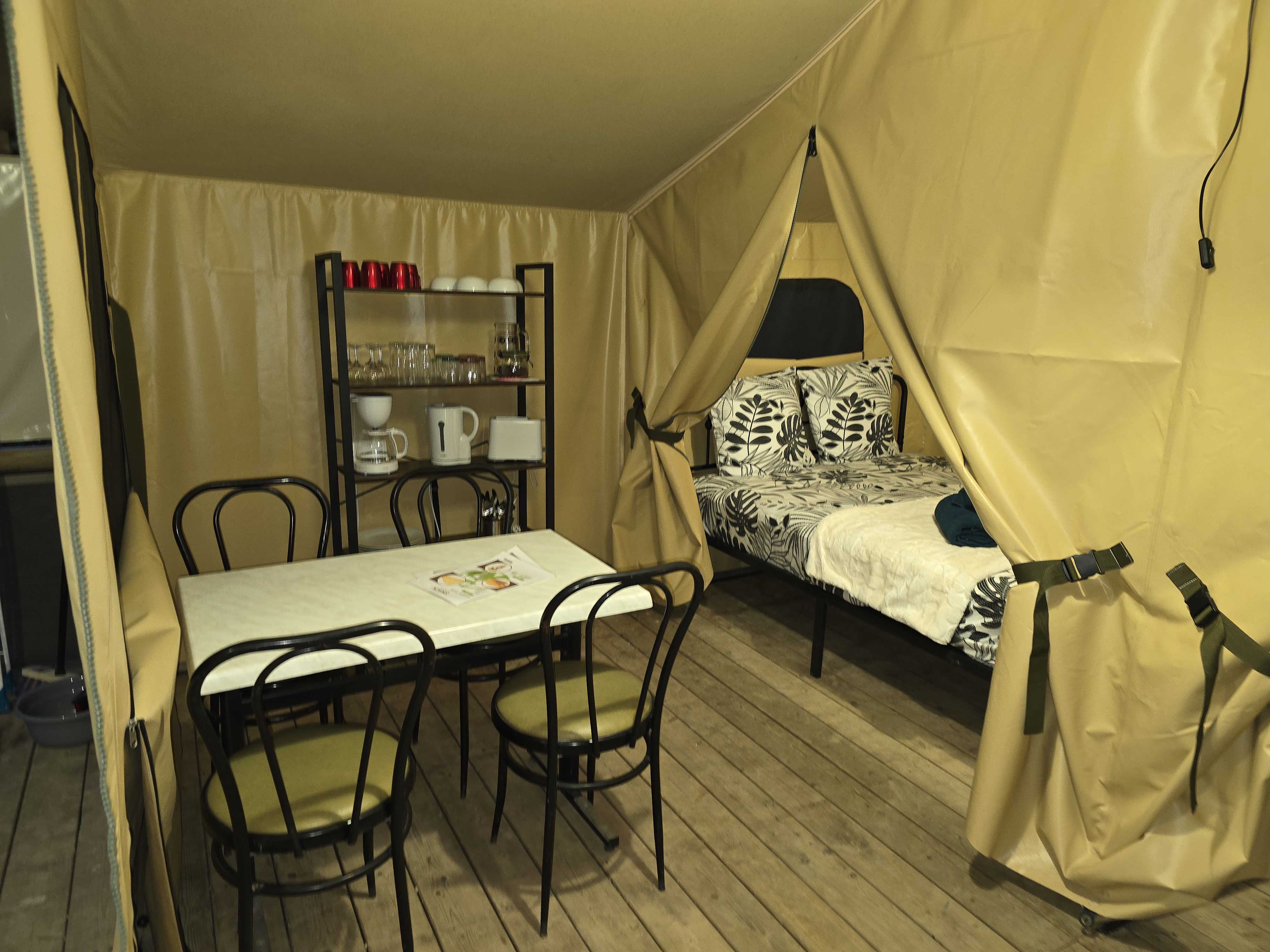 Tente Lodge Safari — Glamping avec spa à Calvados à Noues de Sienne — vue depuis la terrasse