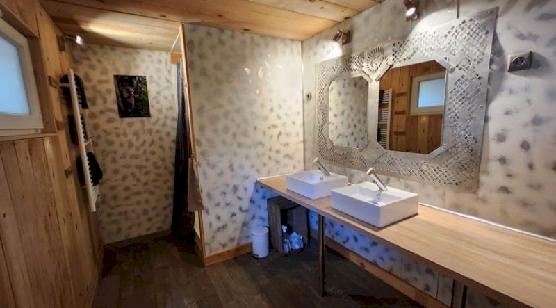 Le Truck-Lodge le 608 : une expérience inclassable en Provence à Saint-Andiol — détail architectural