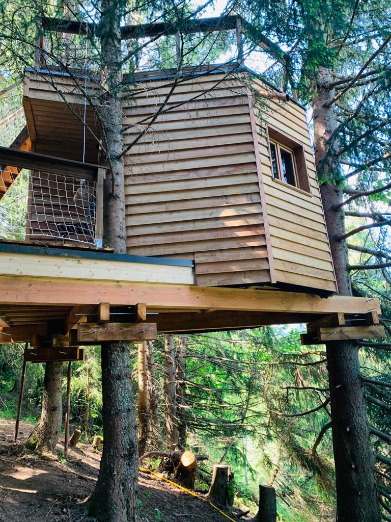 La Cabane dans les arbres de Valmo'Insolite — Nuit perchée à 4m en Savoie à Les Avanchers-Valmorel — vue depuis la terrasse