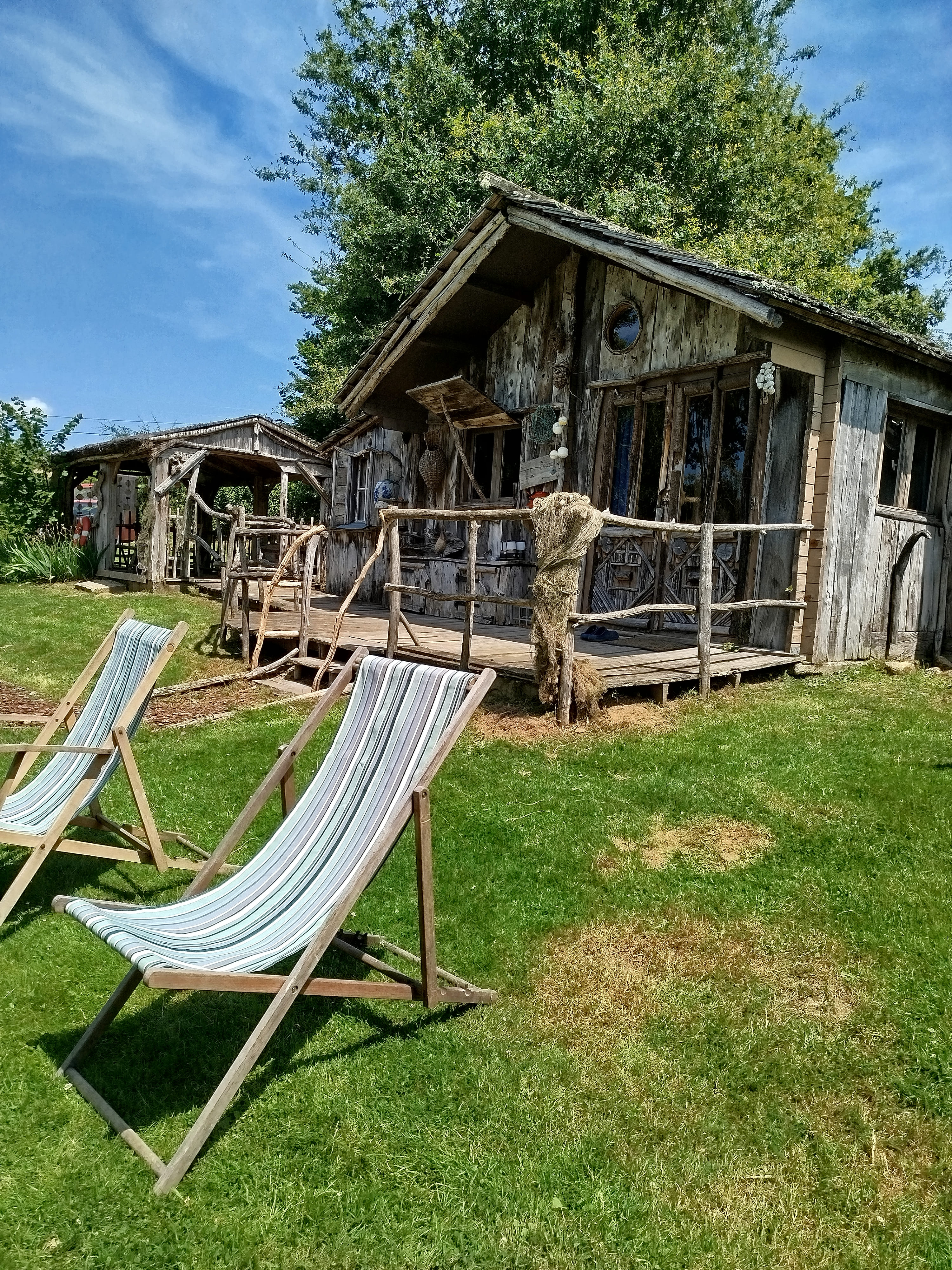 La cabane du Pêcheur — Cabane avec spa à La Ferme des Histoires Mélangées à Brive-la-Gaillarde — salle de bain