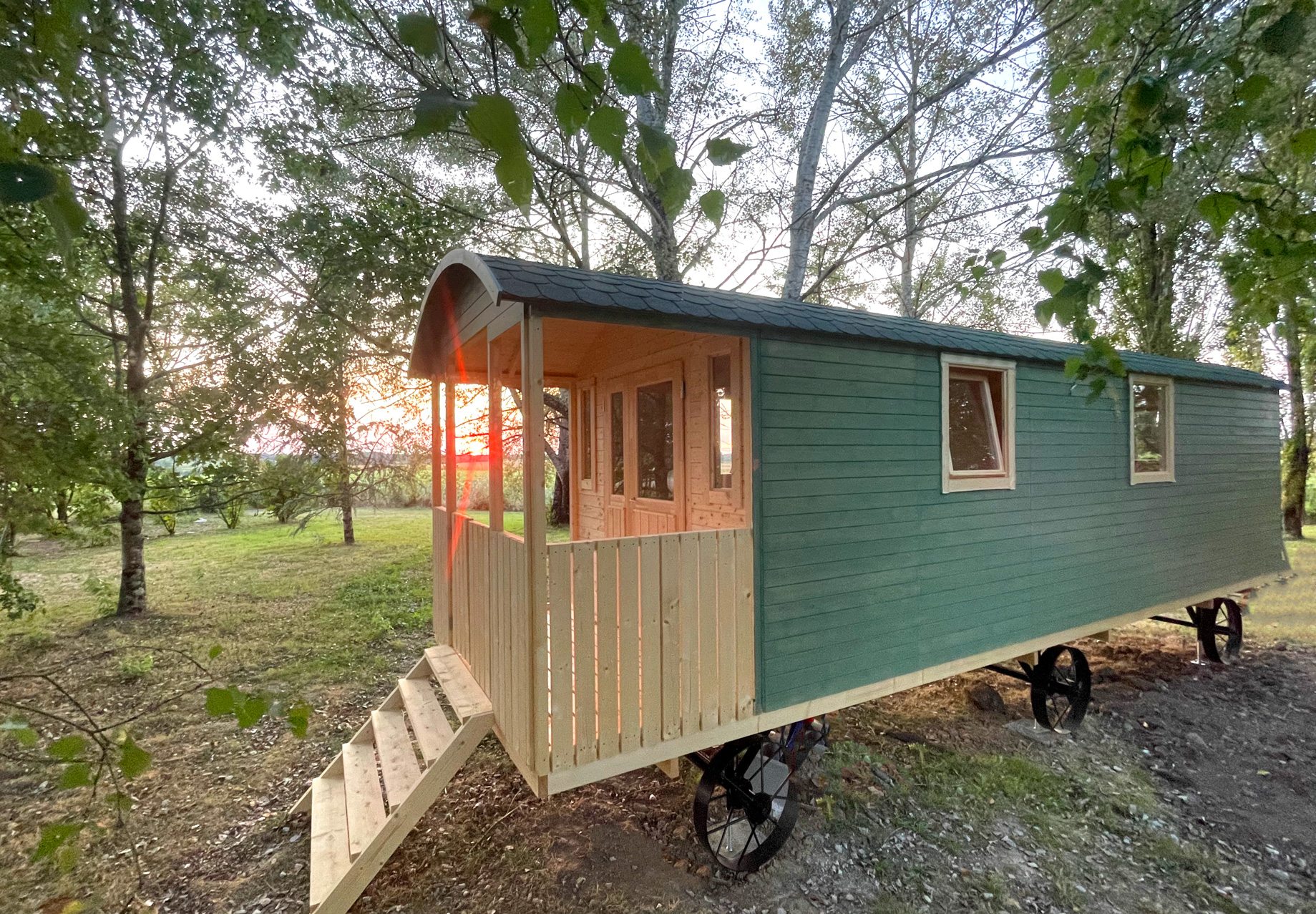 La Roulotte de la Clairière — Roulotte avec spa à Charente-Maritime à Grézac — vue depuis la terrasse