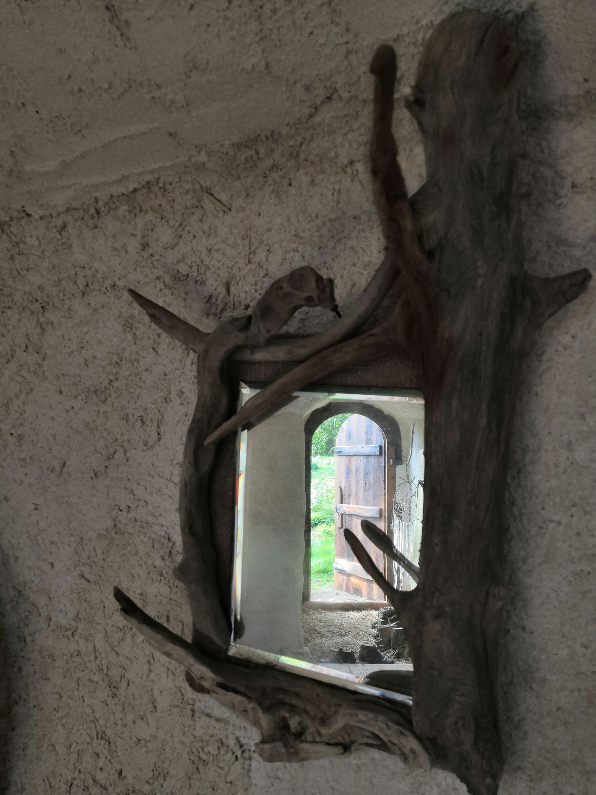 La Kerterre des Grillons : un refuge insolite en Auvergne à St Nicolas Des Biefs — vue depuis la terrasse