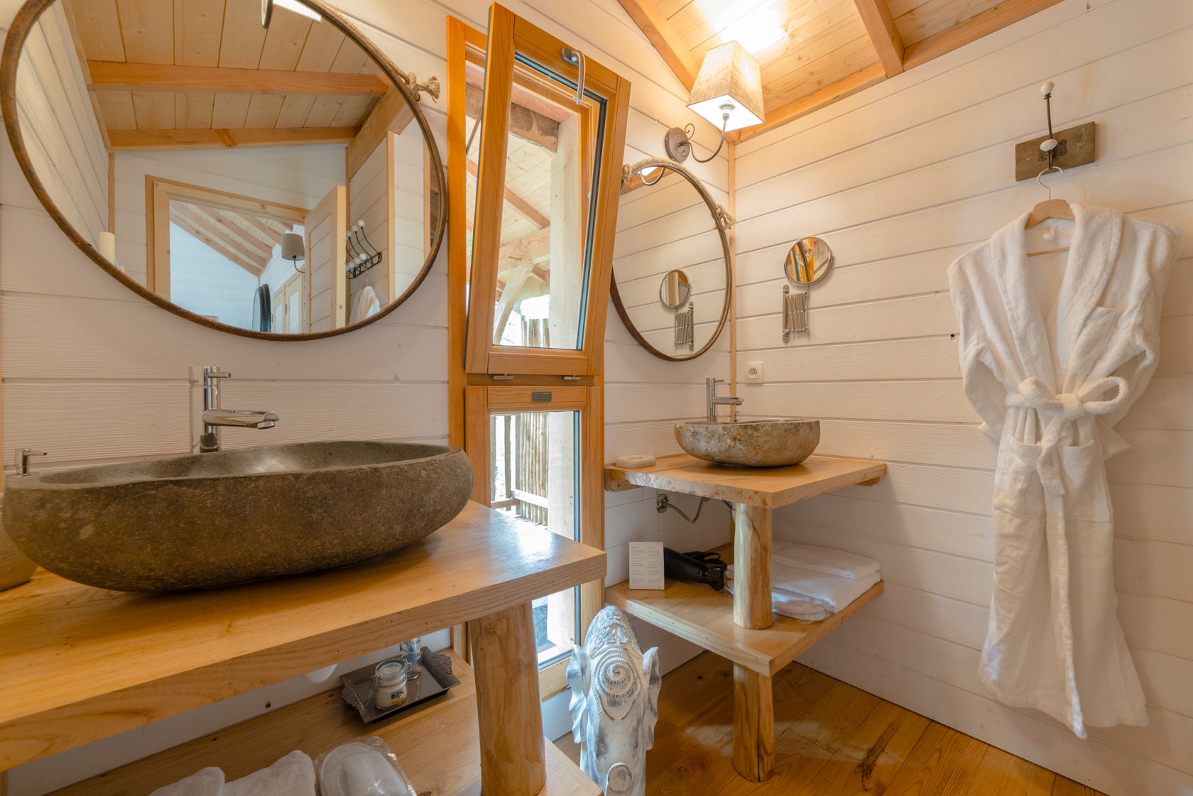 Cabane Spa Out of Africa : une expérience immersive dans les arbres à Clairac — environnement naturel