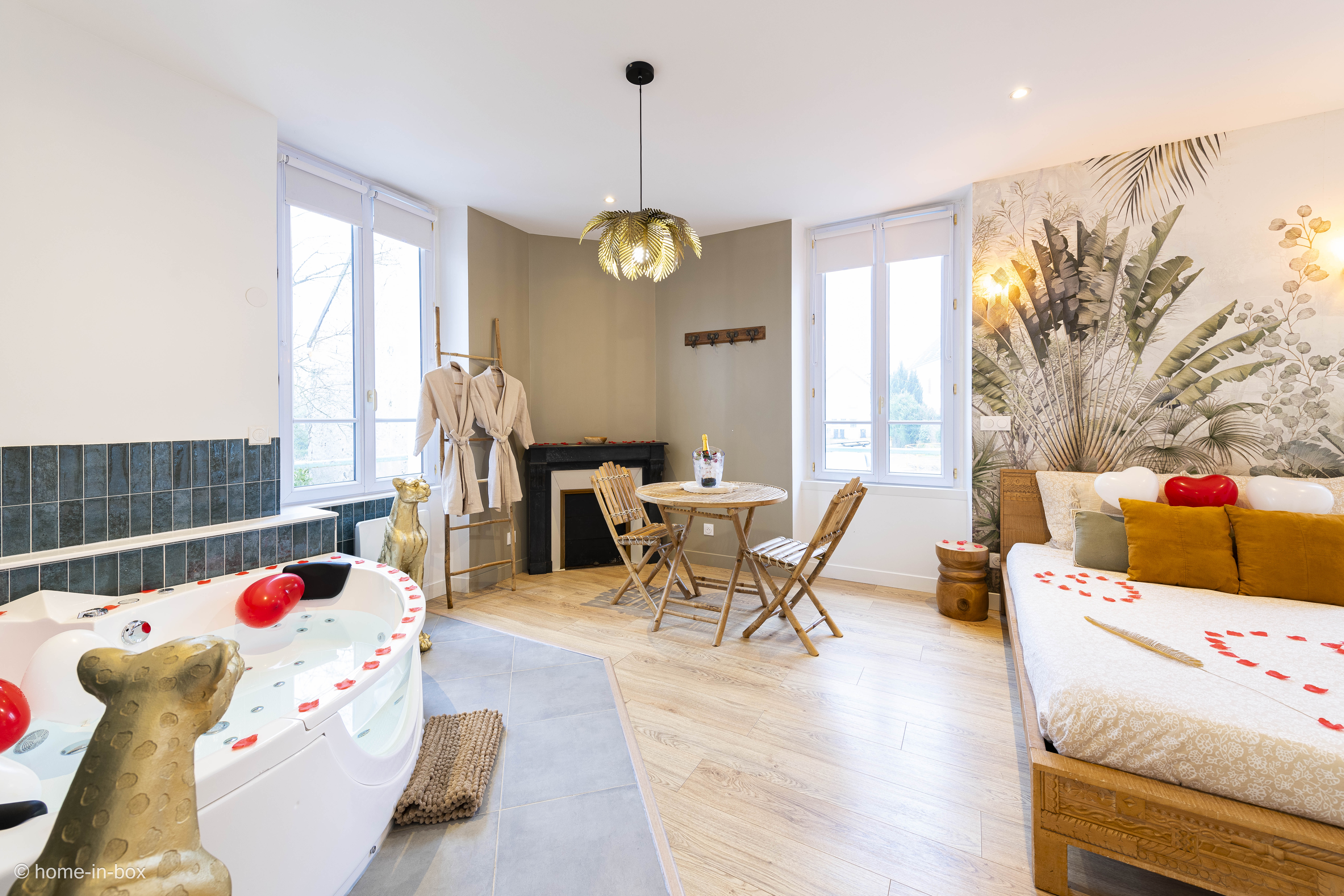 Suite Savane — Hébergement avec Jacuzzi à Seine-et-Marne à Serris — espace de vie