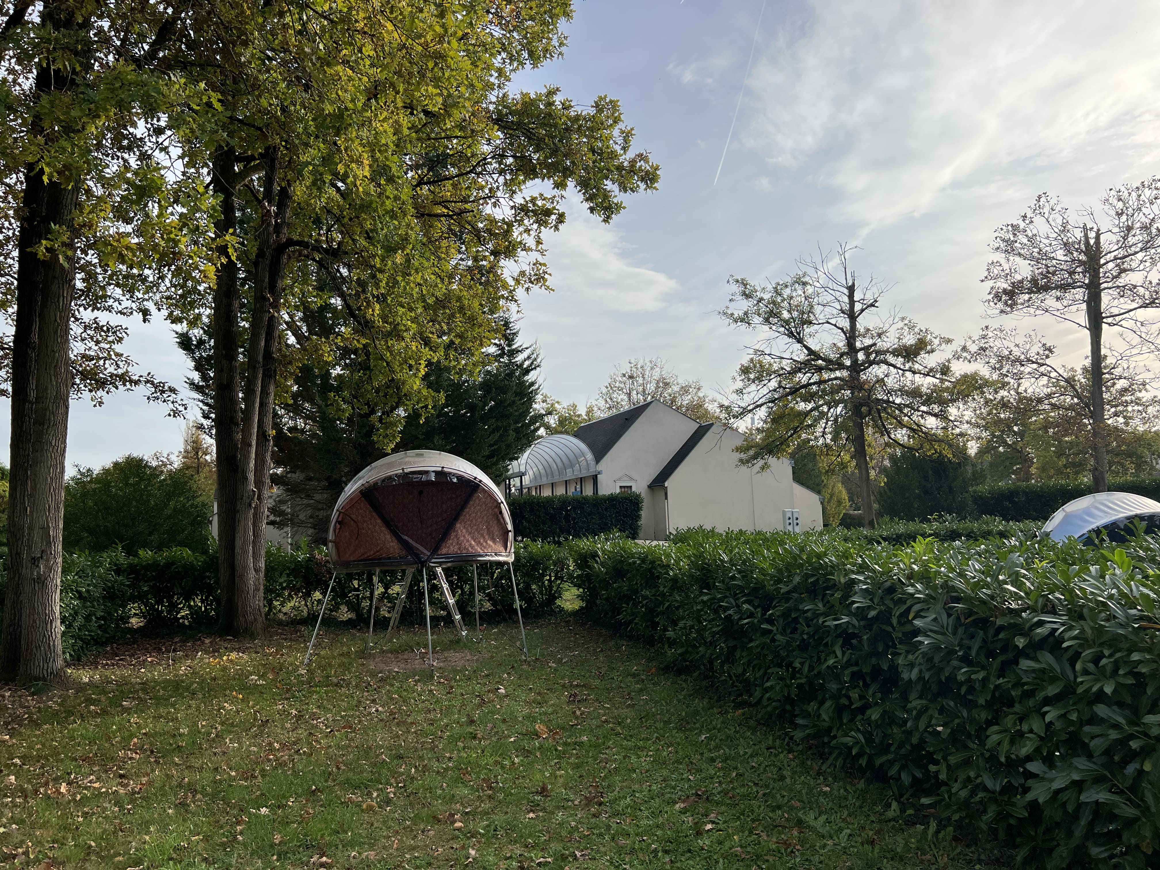 Chant Nocturne : une tente lodge au cœur de la nature à Bagneaux-Sur-Loing — vue intérieure