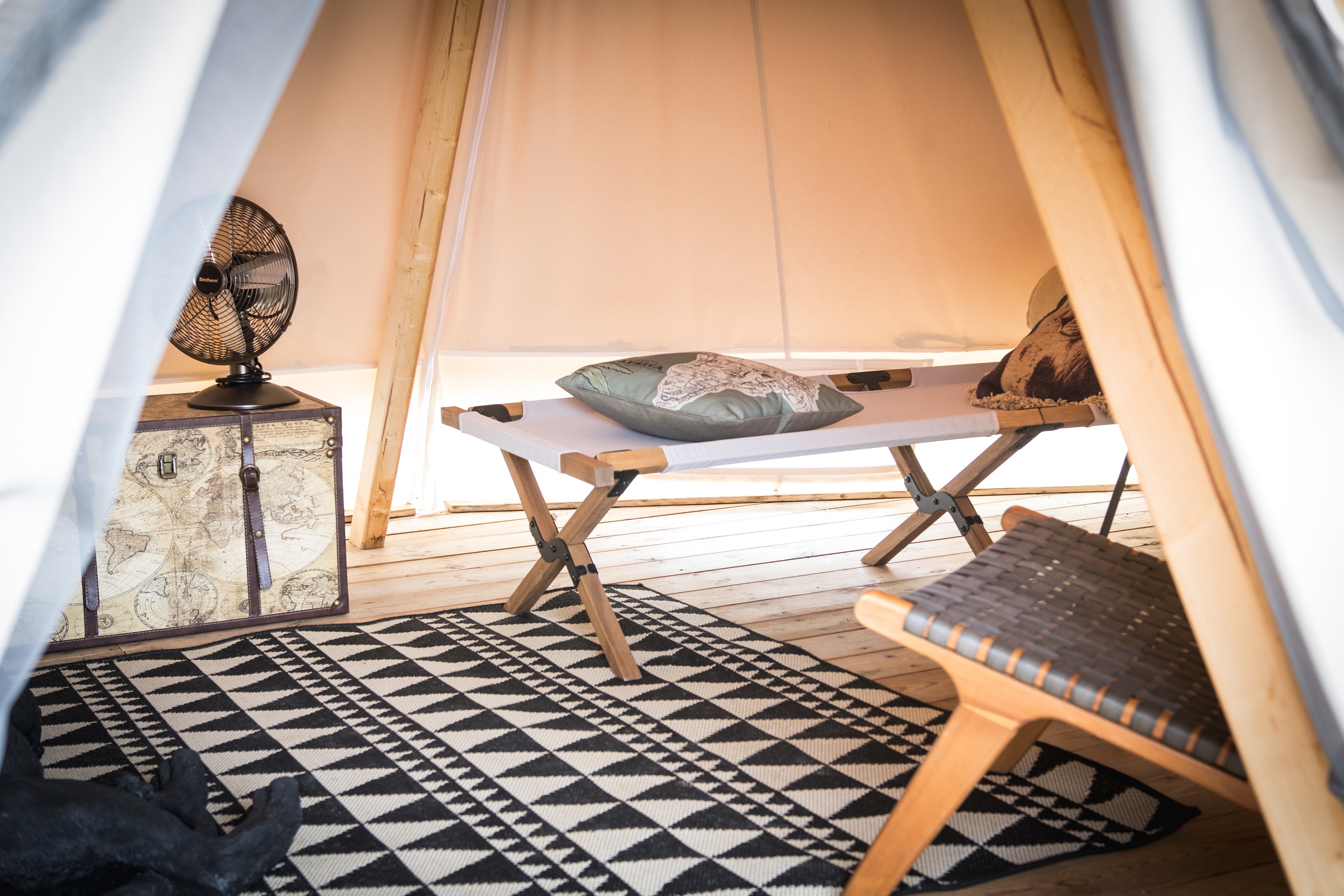 Tente Expérience Africa — Séjour glamour avec baignoire vintage à Gers à Riguepeu — détail architectural