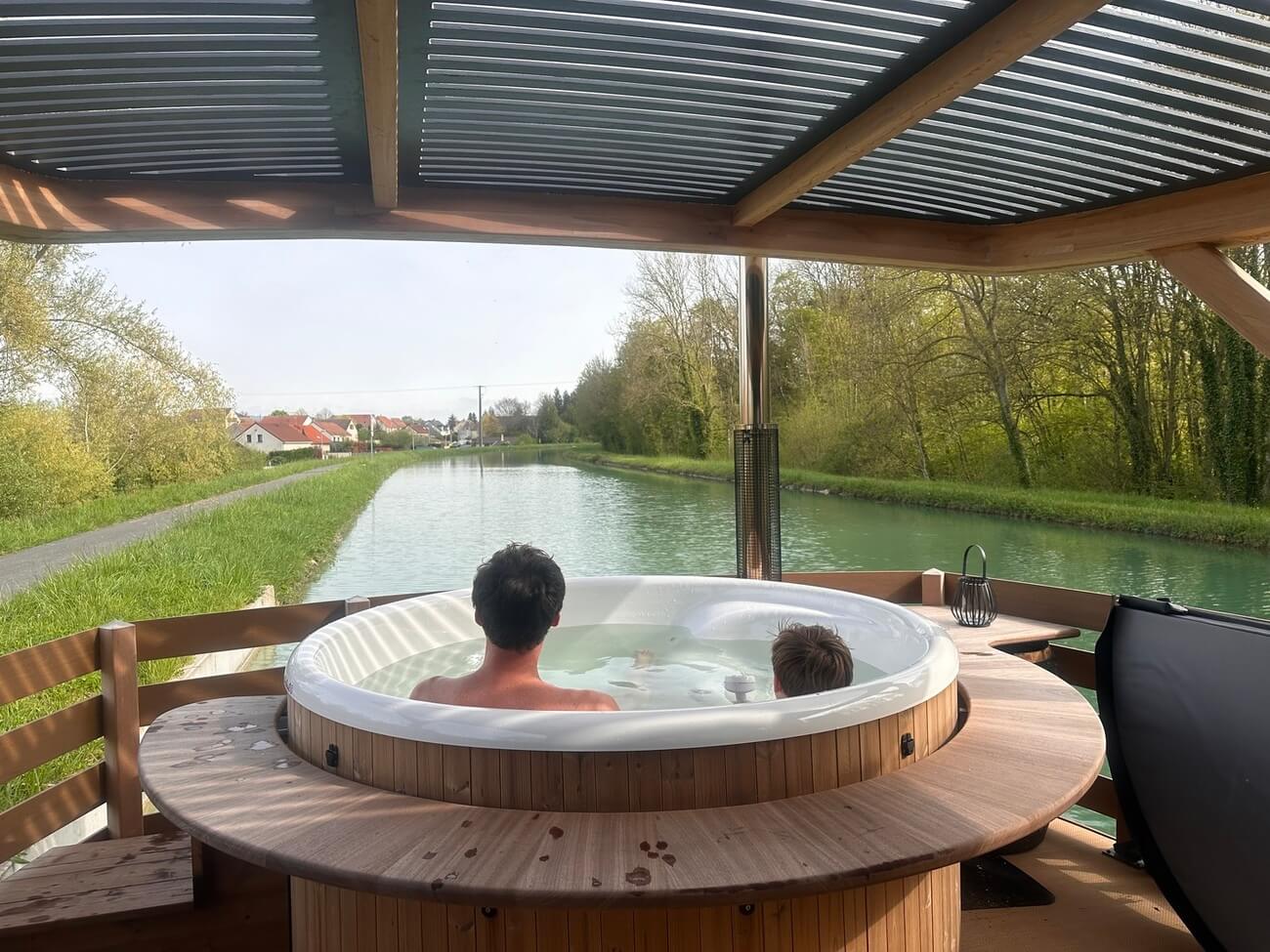 House Boat avec spa : une croisière sensorielle en Champagne à Ay Champagne — salle de bain
