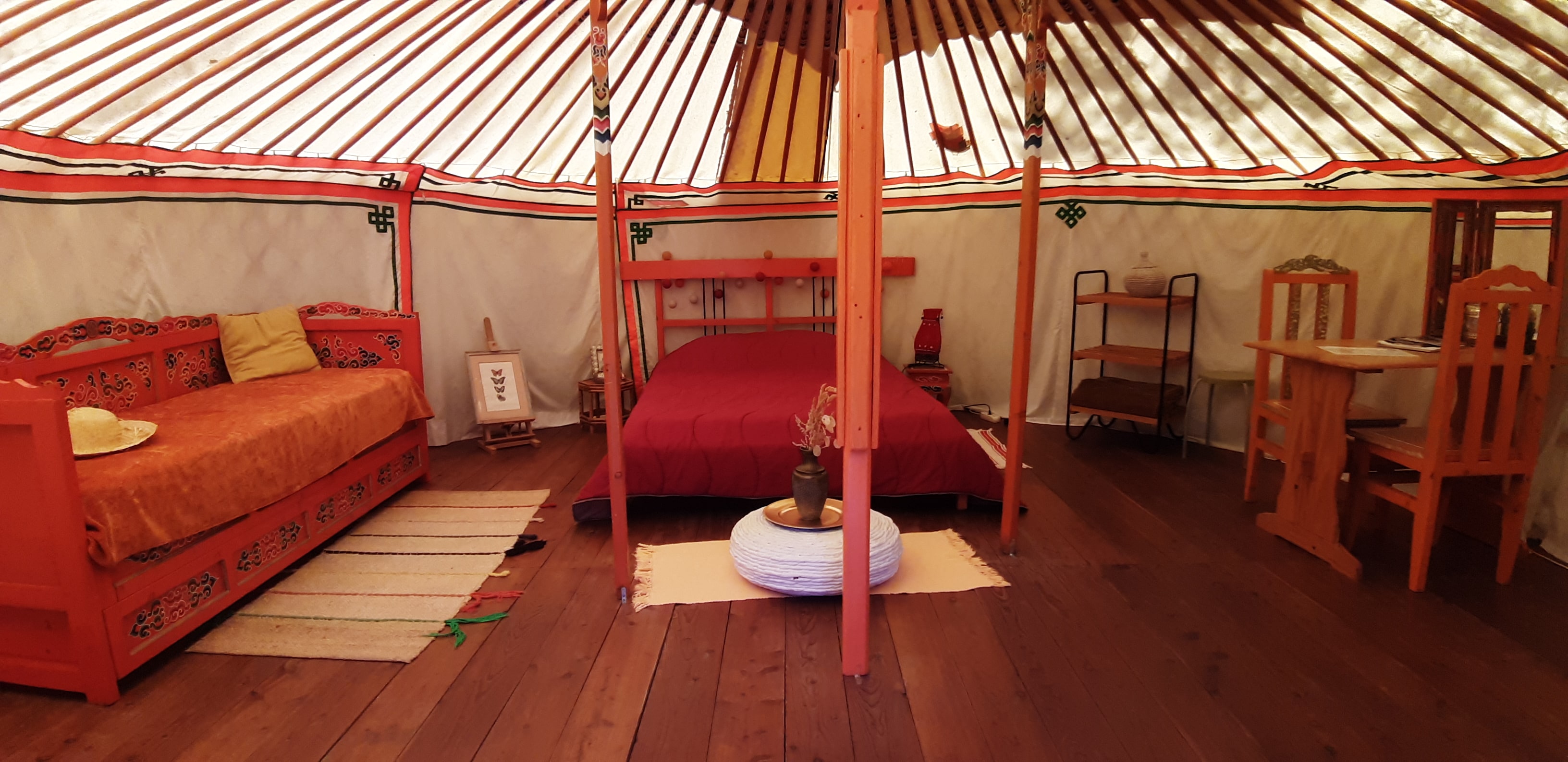 Une yourte mongole pour une évasion authentique en Rhône-Alpes à Arlebosc — espace de vie