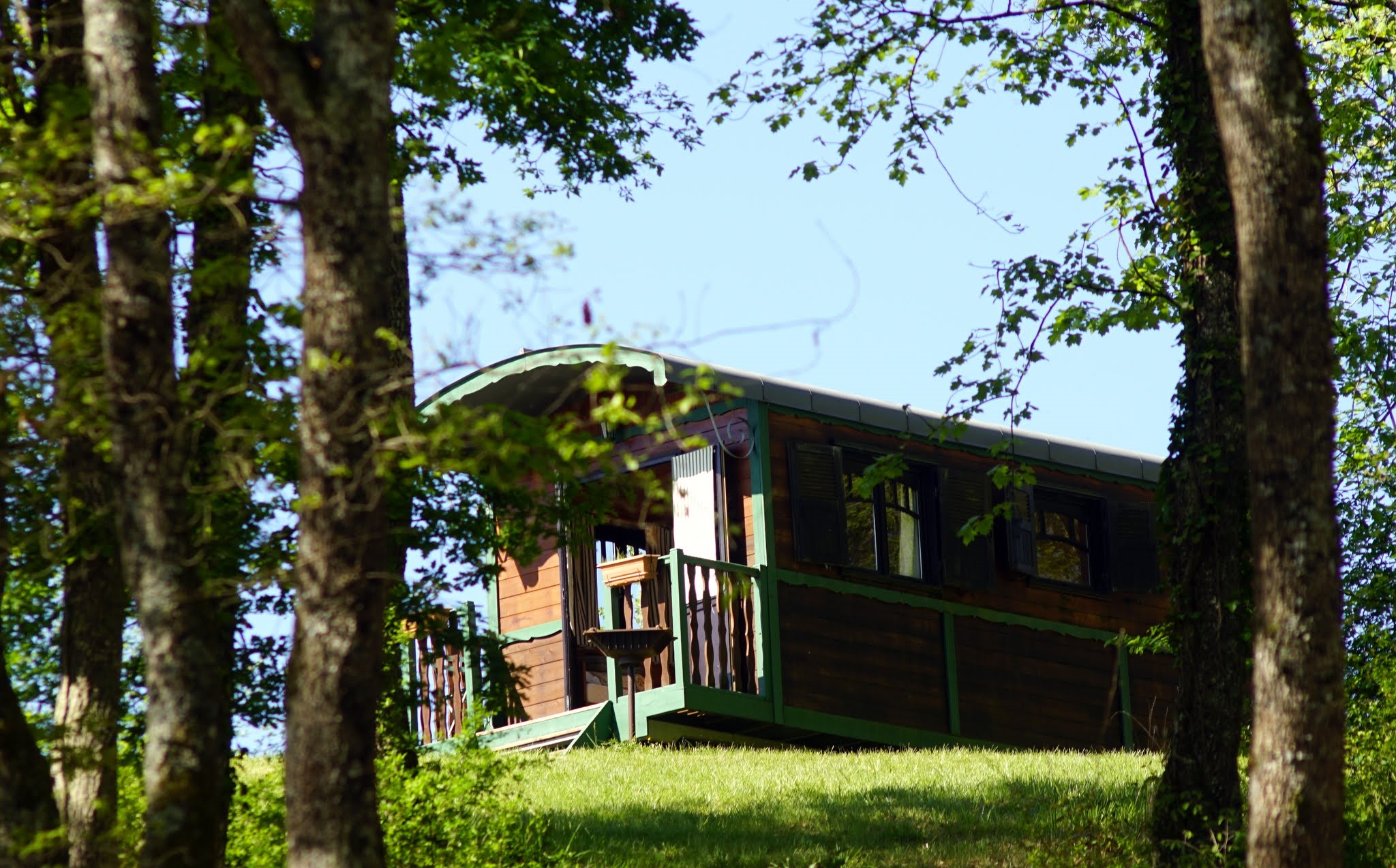 Roulotte Gîte Luxe d'Escapa — Séjour avec spa dans le Gers — Roulotte à Riguepeu