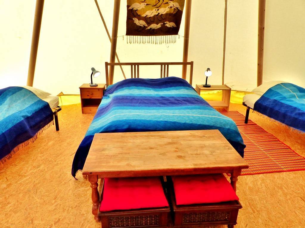 Un tipi au bord d'un lac : une immersion en Auvergne à Condat-En-Combraille — chambre