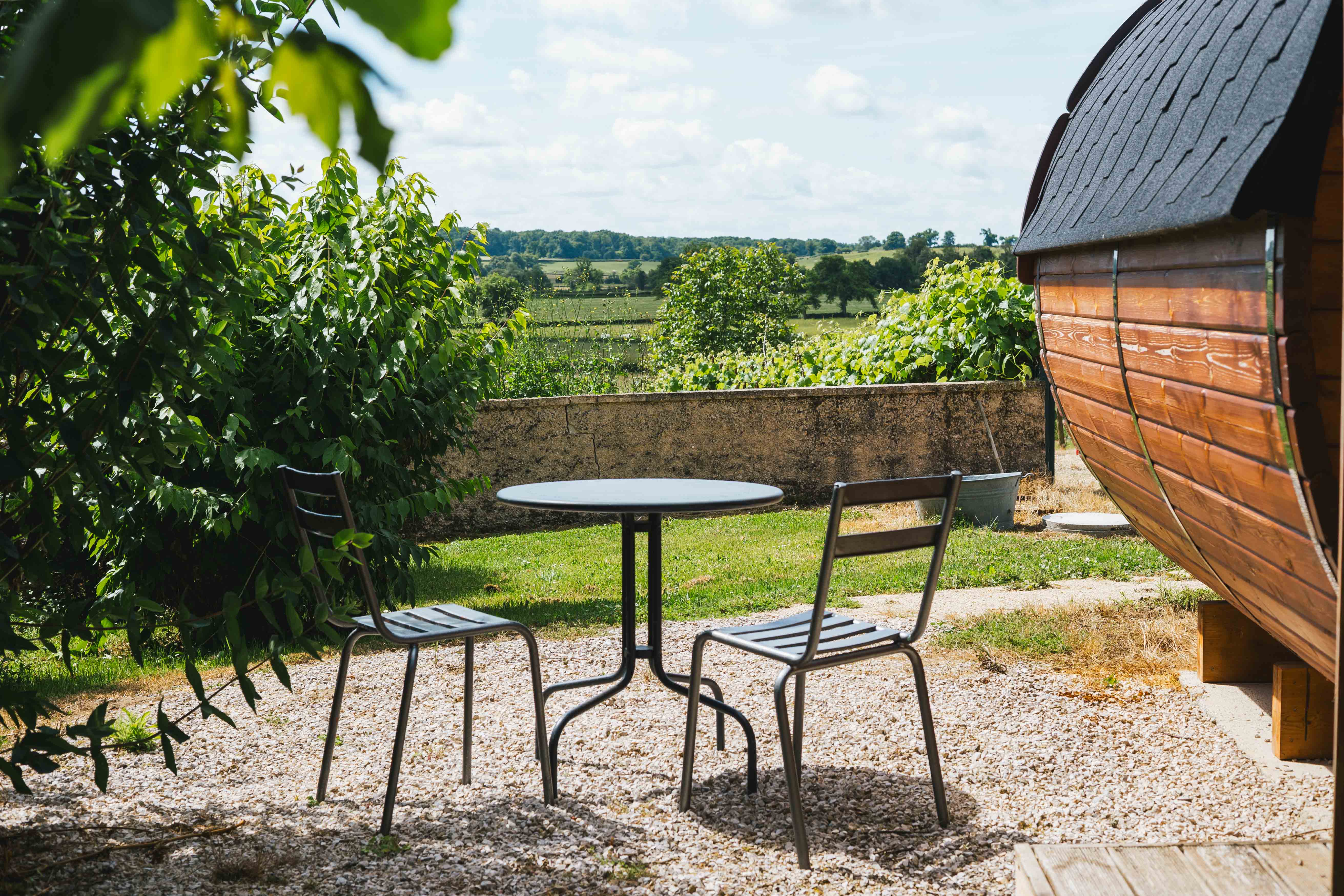 Tonneau en bois insolite — Hébergement avec spa à Saône-et-Loire à Autun — espace de vie