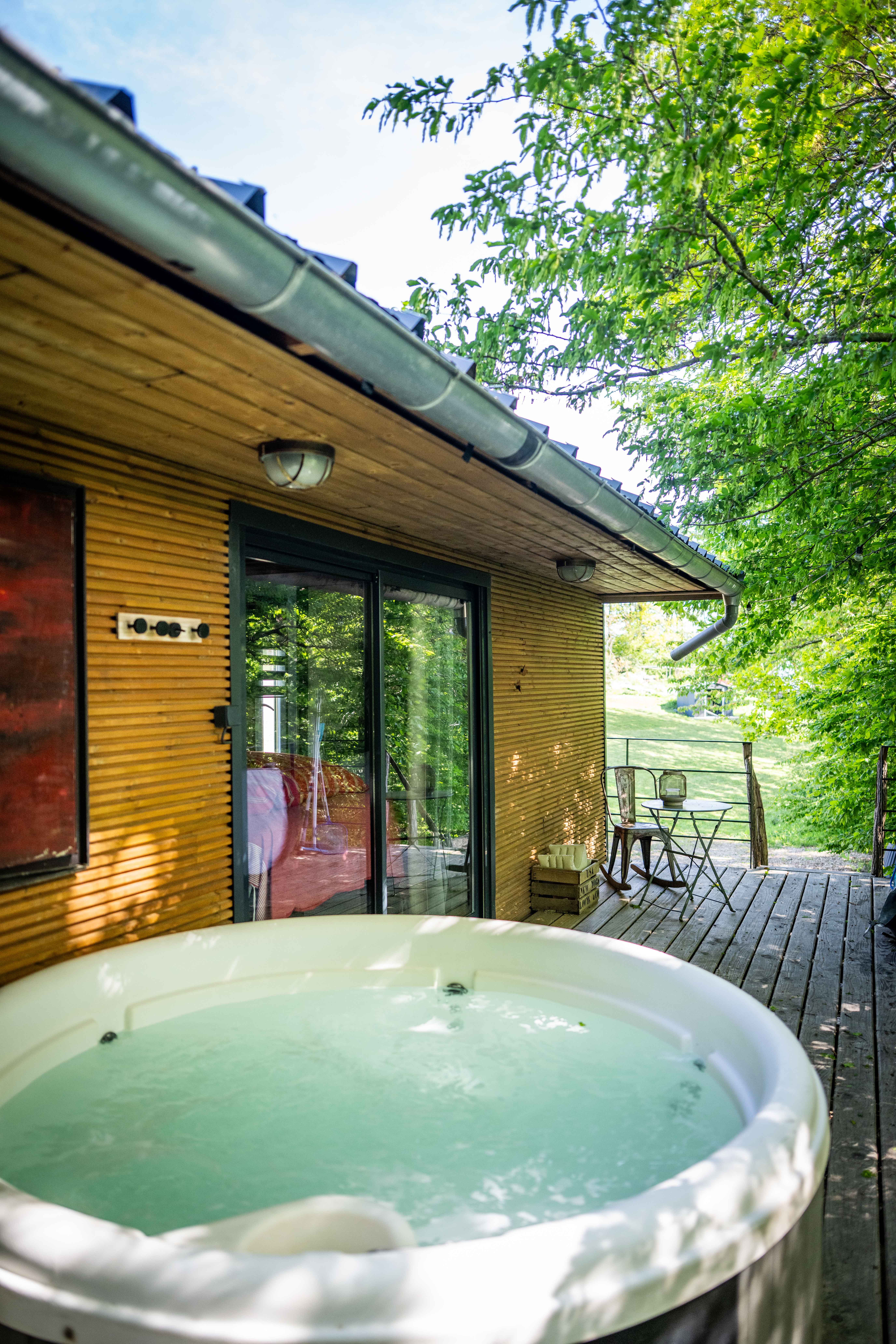 Tiny Z XXL & Spa : une évasion insolite en Bourgogne à Saint Germain Des Champs — détail architectural