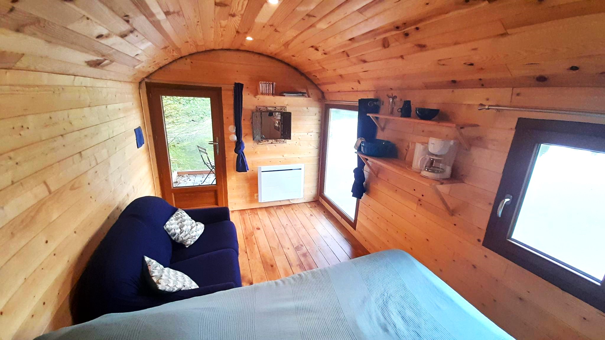 Évasion en Tiny House au bord d'un lac en Auvergne à Condat-En-Combraille — cuisine