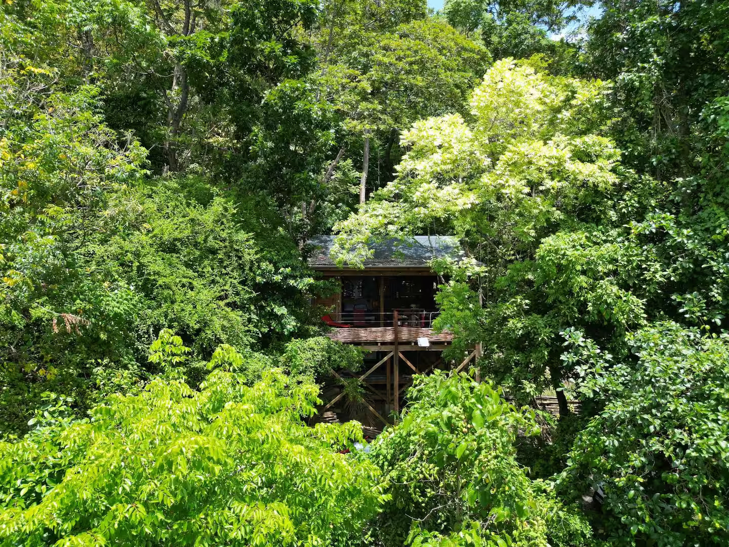 Ti Kabane Kaz Zion — Cabane dans les arbres avec vue mer en Guadeloupe à Basse-Terre — vue intérieure