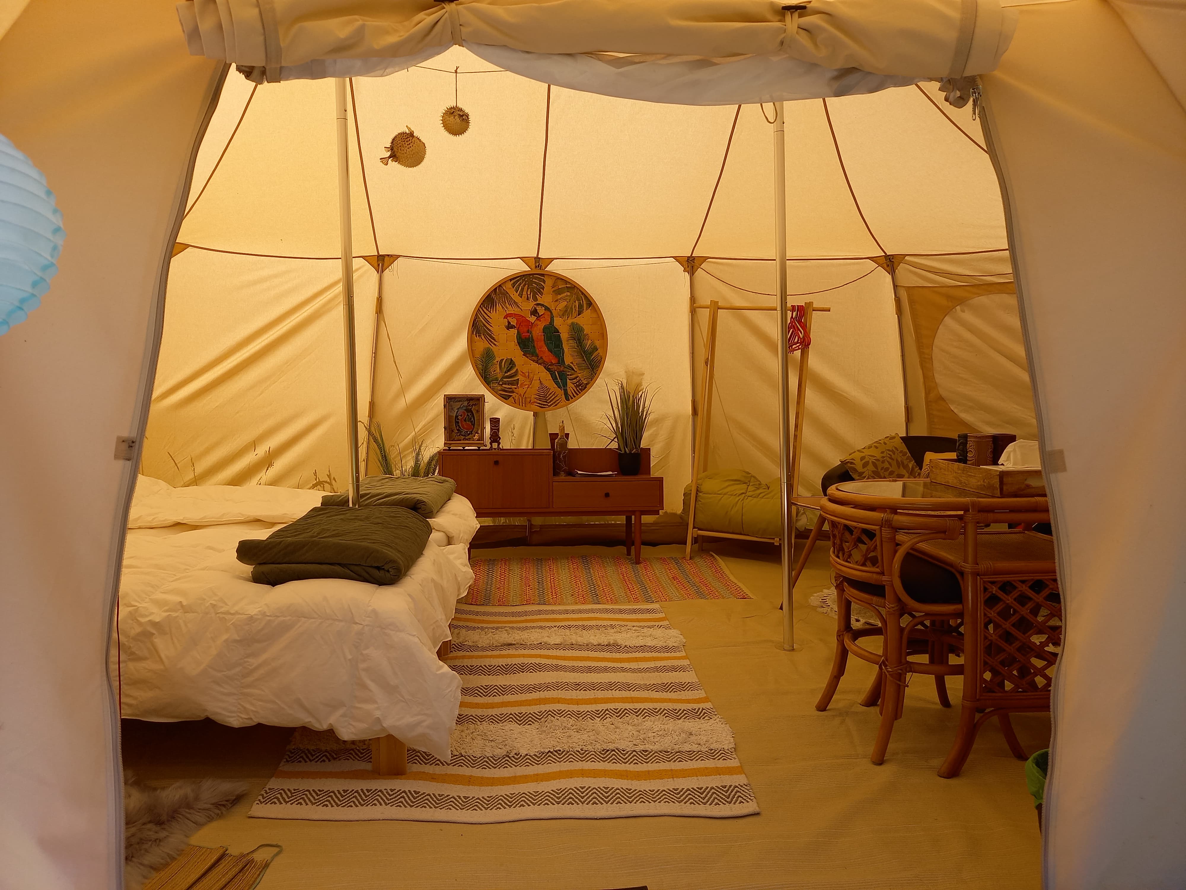 Tente Tiki — Séjour romantique avec spa à Allier à Vichy — espace de vie