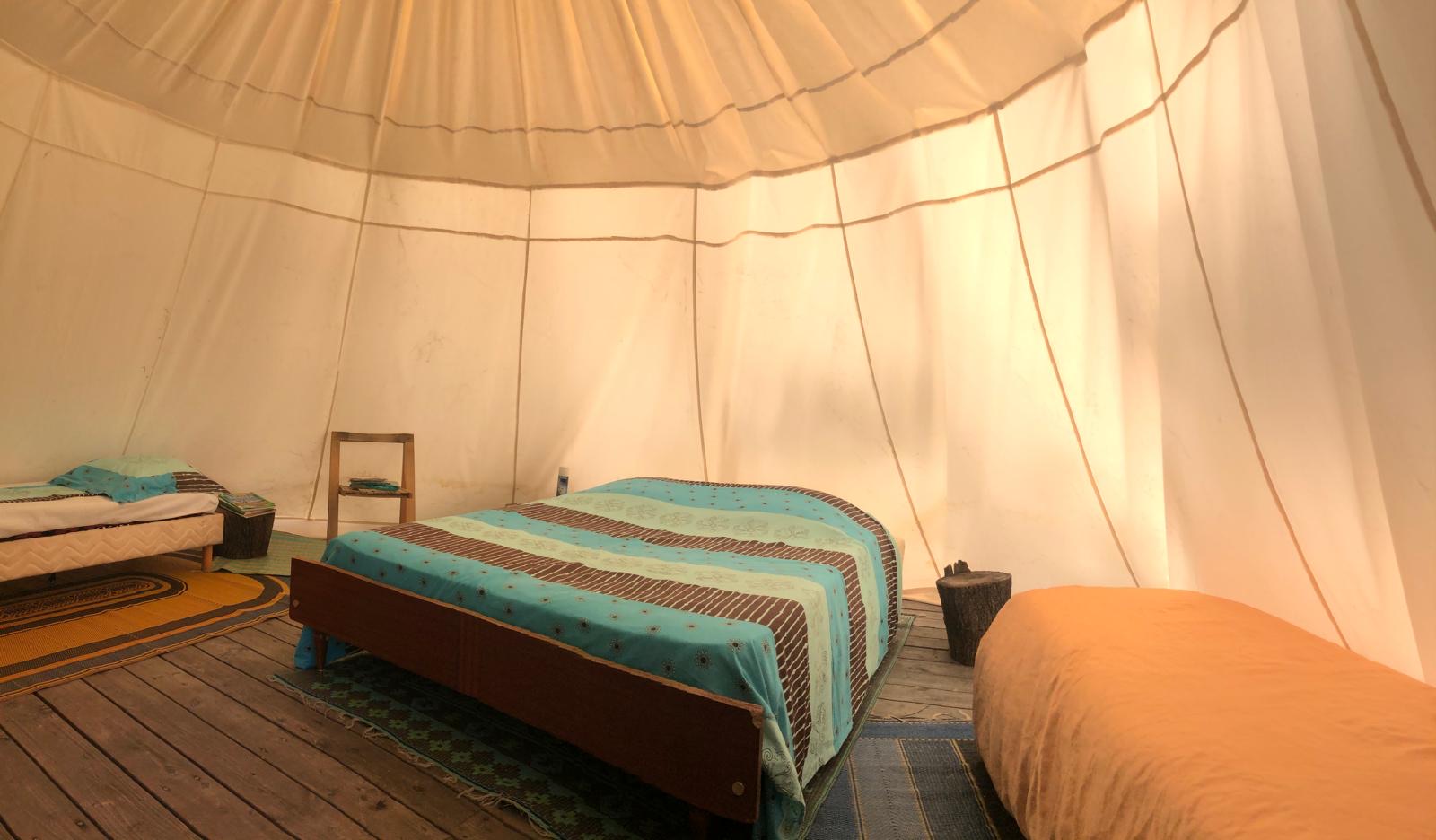 Ardeche river glamping — Tipi avec spa à 7m de la rivière en Ardèche à Le Teil — espace de vie