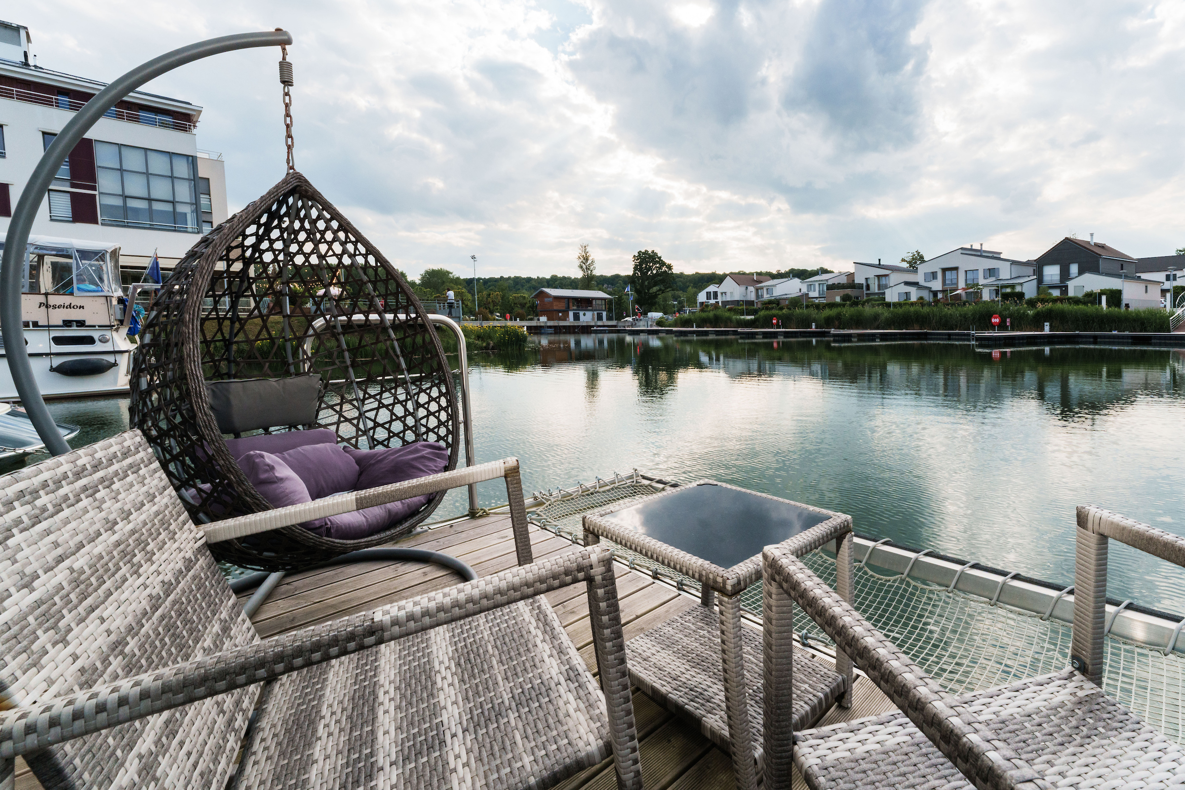 Photo 5/9 — Maison insolite « Suite flottante Lit king-size Balnéo — Maison insolite avec spa à L'Isle-Adam » à L'Isle-Adam…