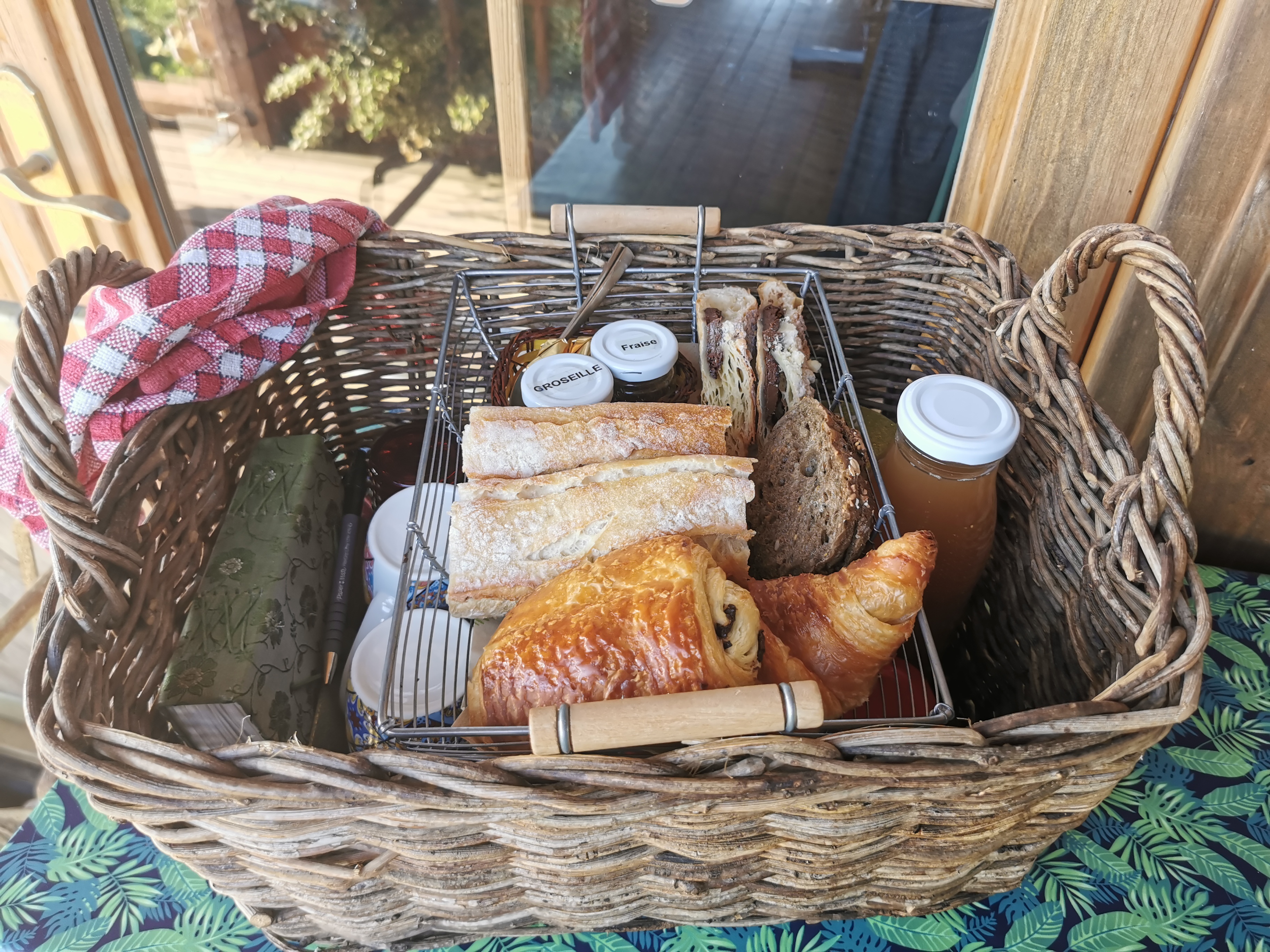 Cabane des Champs : une immersion en pleine nature à Champmotteux — chambre
