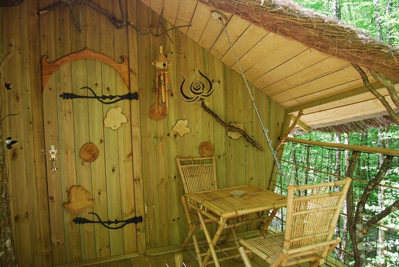 Évasion dans la Cabane de la Belle : un refuge dans les arbres à Magné — chambre