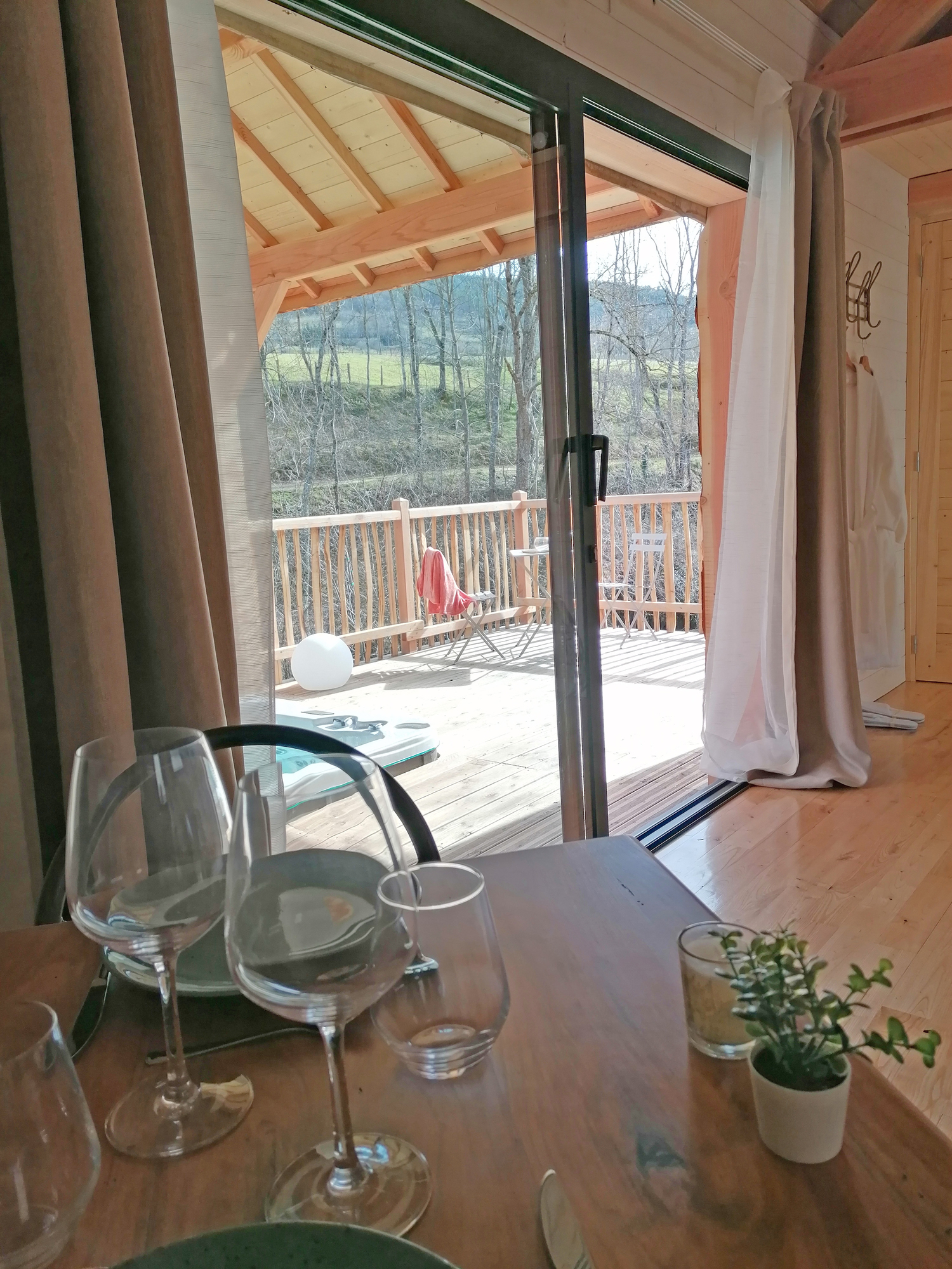 Cabane Verveine & SPA : une expérience suspendue en Rhône-Alpes à Satillieu — chambre