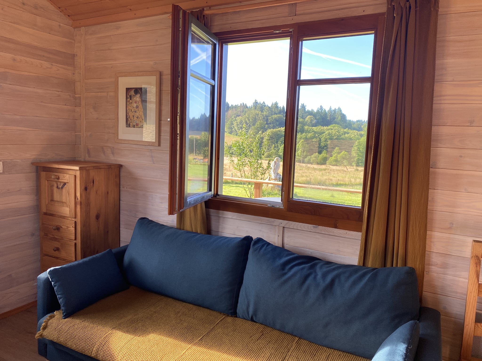 La roulotte du verger : un cocon insolite en Limousin à Champnétery — chambre