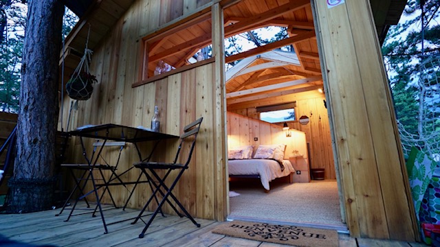 La cabane étoilée : une nuit suspendue dans les arbres à Barcelonnette — vue intérieure