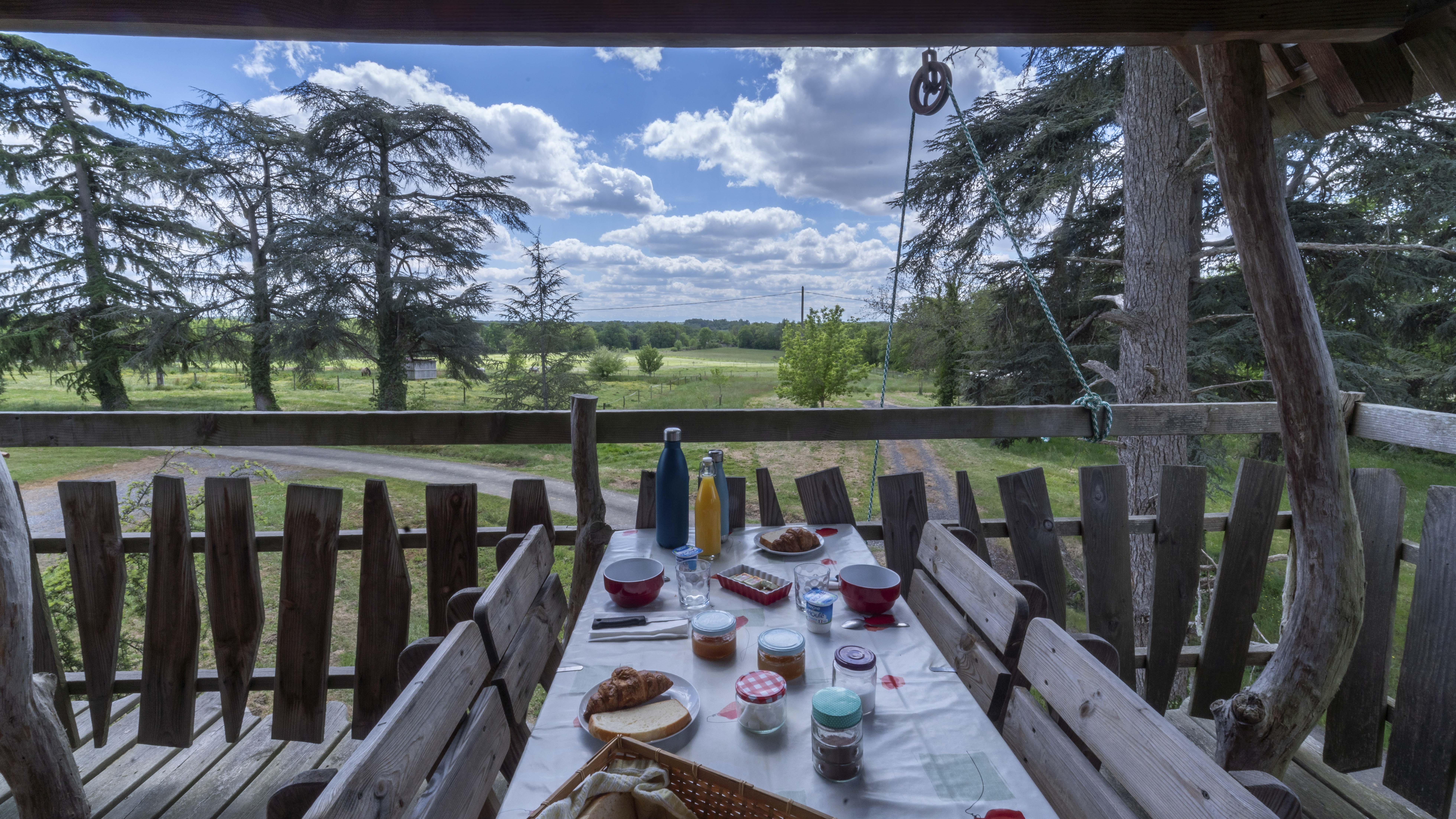 Cabane au Cèdre du Bonheur — Cabane dans les arbres avec vue panoramique à Gers à Riguepeu — salle de bain