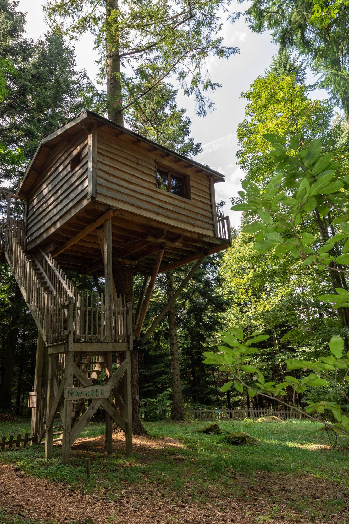 Cabane Hérisson : une expérience suspendue dans les arbres à Saint-Julien-Labrousse — vue depuis la terrasse