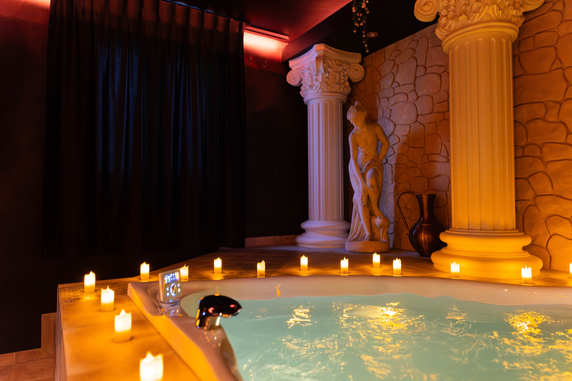 La Suite de Vénus — Chambre à thème avec Jacuzzi à Schirrhein à Schirrhein — chambre