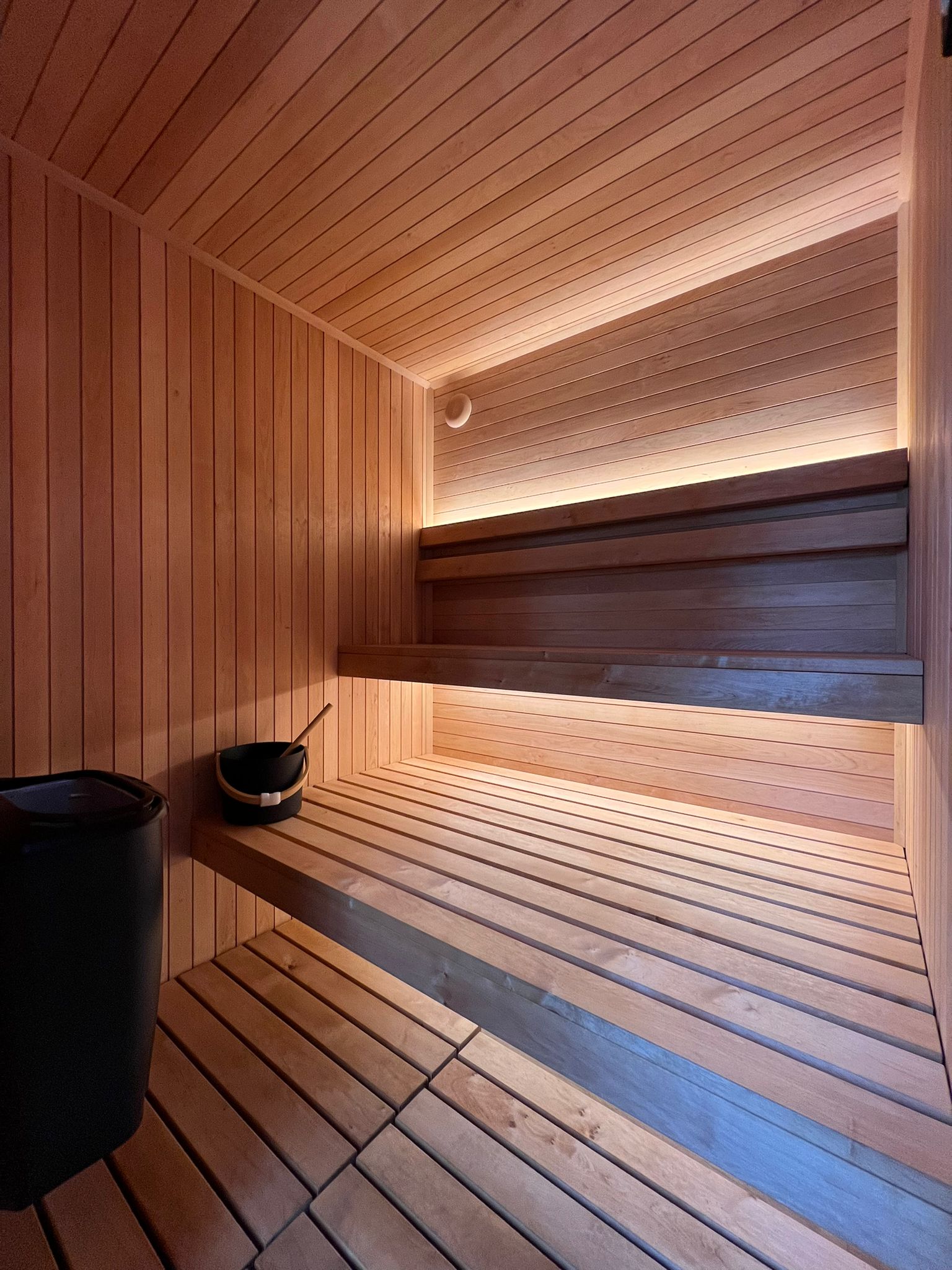 Évasion en suite flottante avec spa et sauna en Alsace à Saverne — détail architectural
