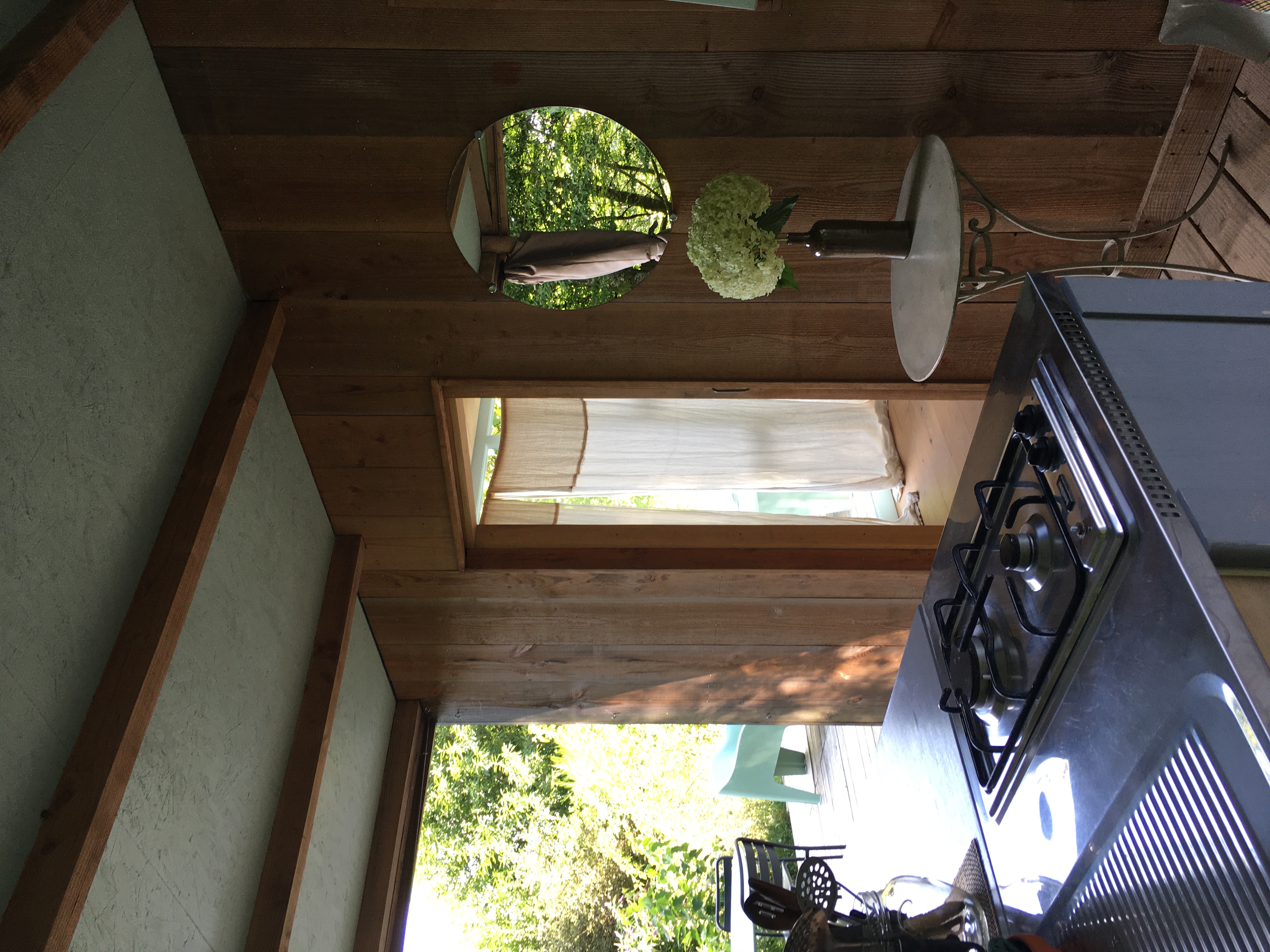 Cabane Poussière d'étoile — Séjour insolite en micro ferme en Corrèze à Argentat-Sur-Dordogne — vue depuis la terrasse