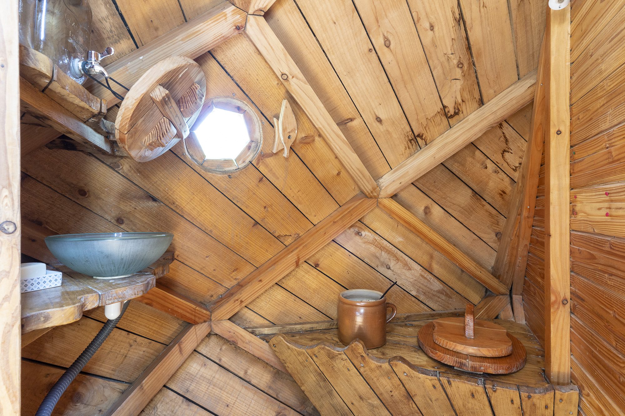 Cabane Prestige flottante Cocoon — Nuit insolite avec spa à Pressac (Vienne) à Pressac — détail architectural