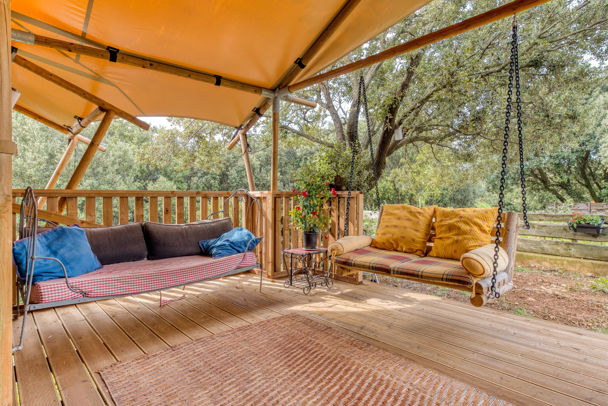 Tente Joy : un safari lodge au cœur du Languedoc-Roussillon à Velieux — chambre