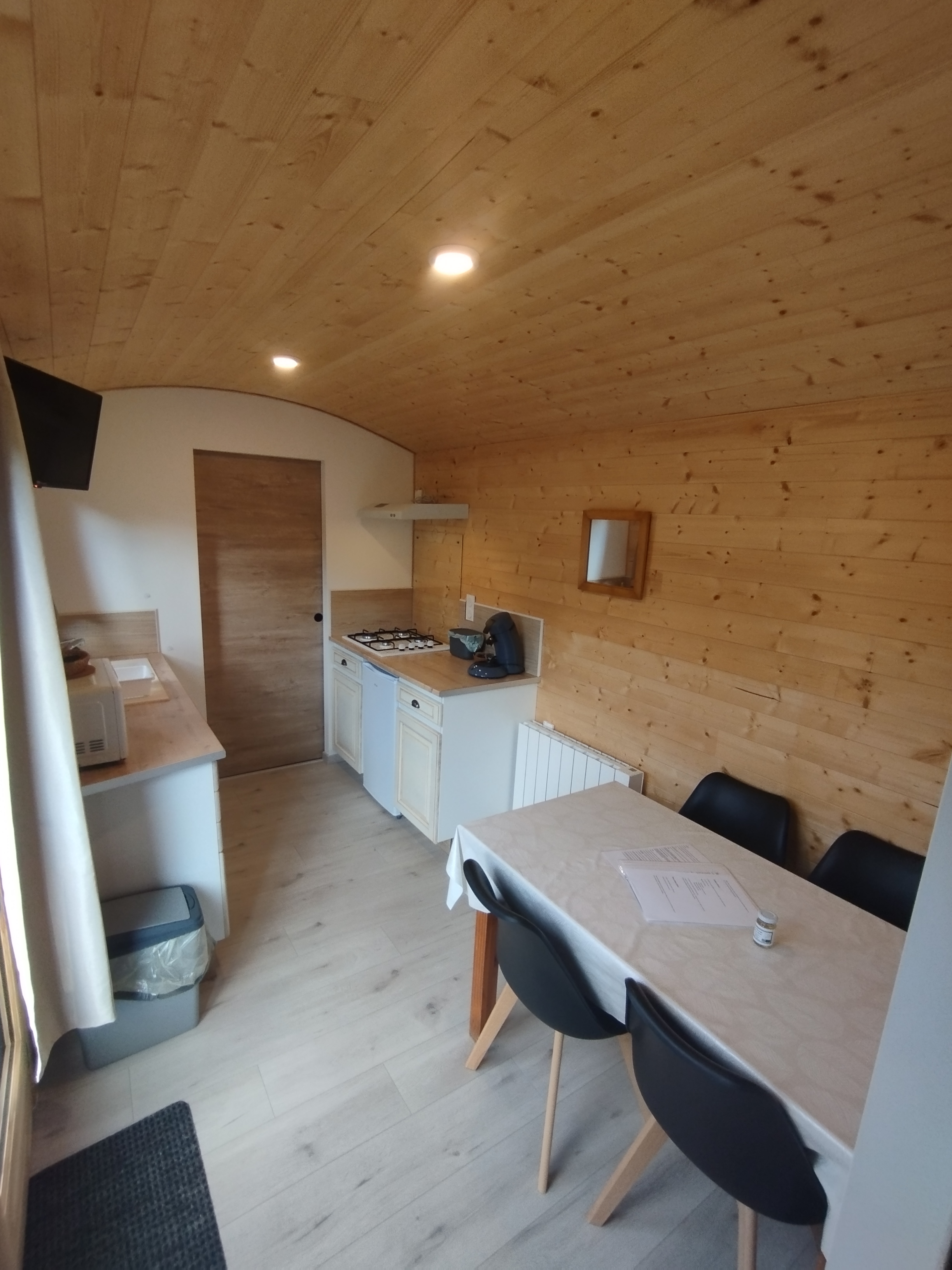 La roulotte de L'Orée des 4 chemins — Roulotte avec spa à Yonne à Auxerre — vue depuis la terrasse