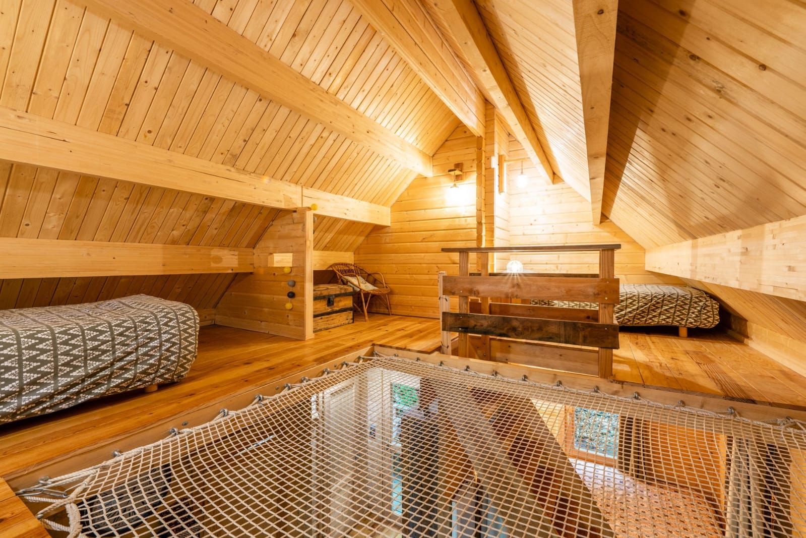 Cabane Spa des Trolls : une expérience unique en hauteur à Saint Léger Les Mélèzes — chambre