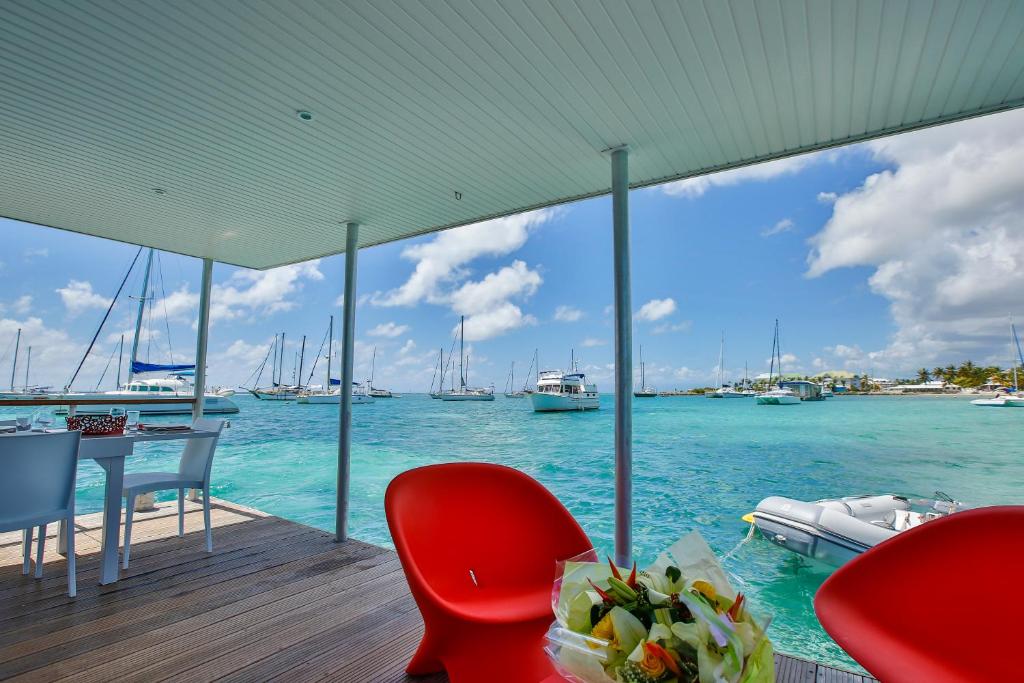 Aqua Lodge le Rêve flottant — Maison insolite avec terrasse panoramique à Terre-de-Haut (Guadeloupe) à Terre-de-Haut — vue intérieure