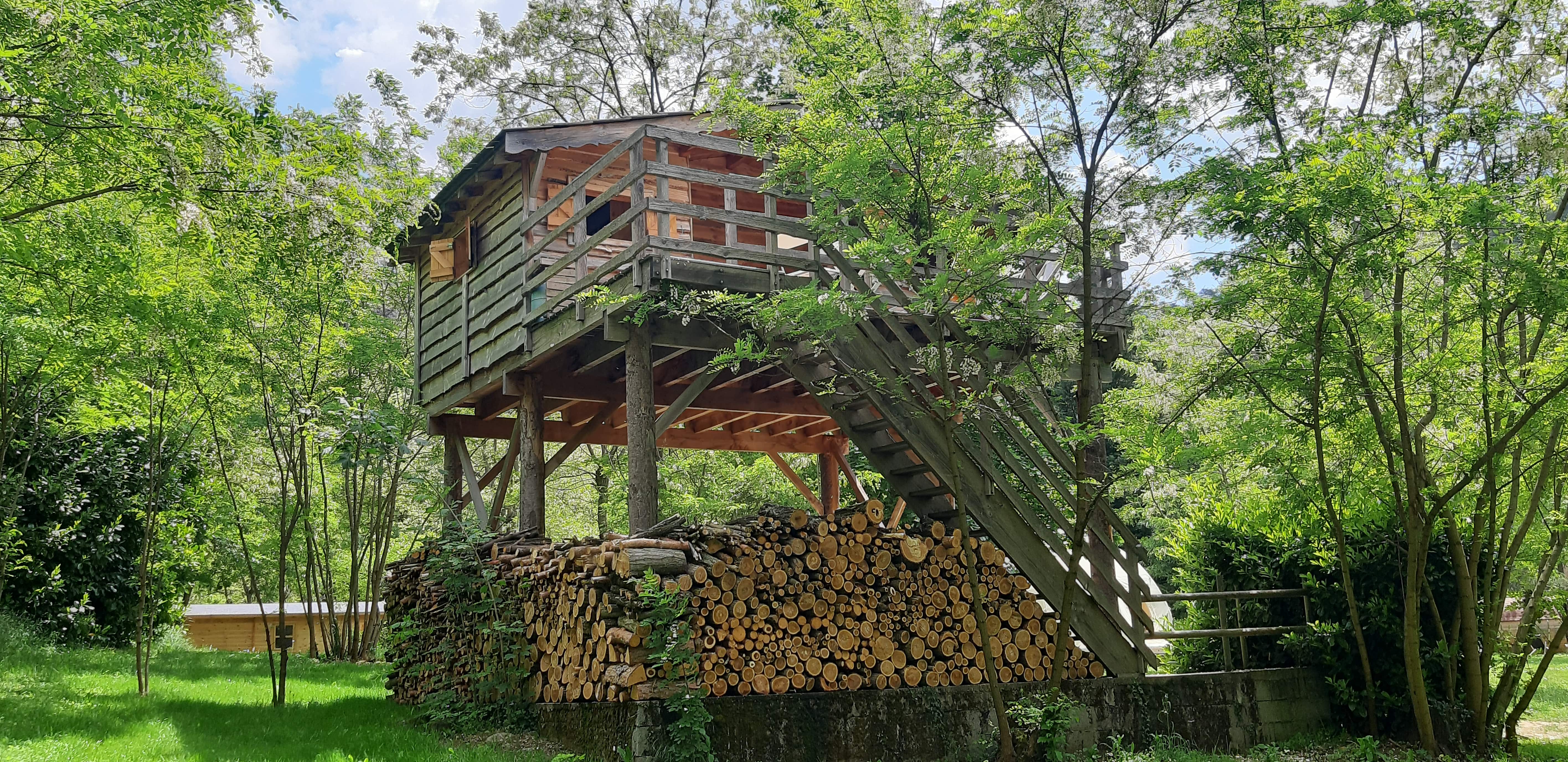 Évasion dans une cabane perchée avec spa en Rhône-Alpes