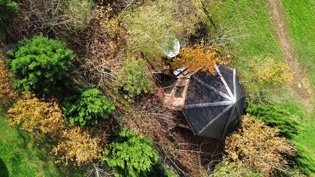 Évasion dans la cabane indonésienne avec grand bain nordique à Champfremont — chambre