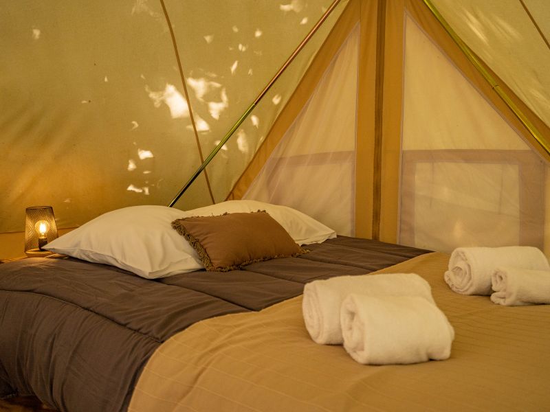 Tente Eco Chic — Séjour nature avec spa à Hérault à Clermont-l'Hérault — vue intérieure