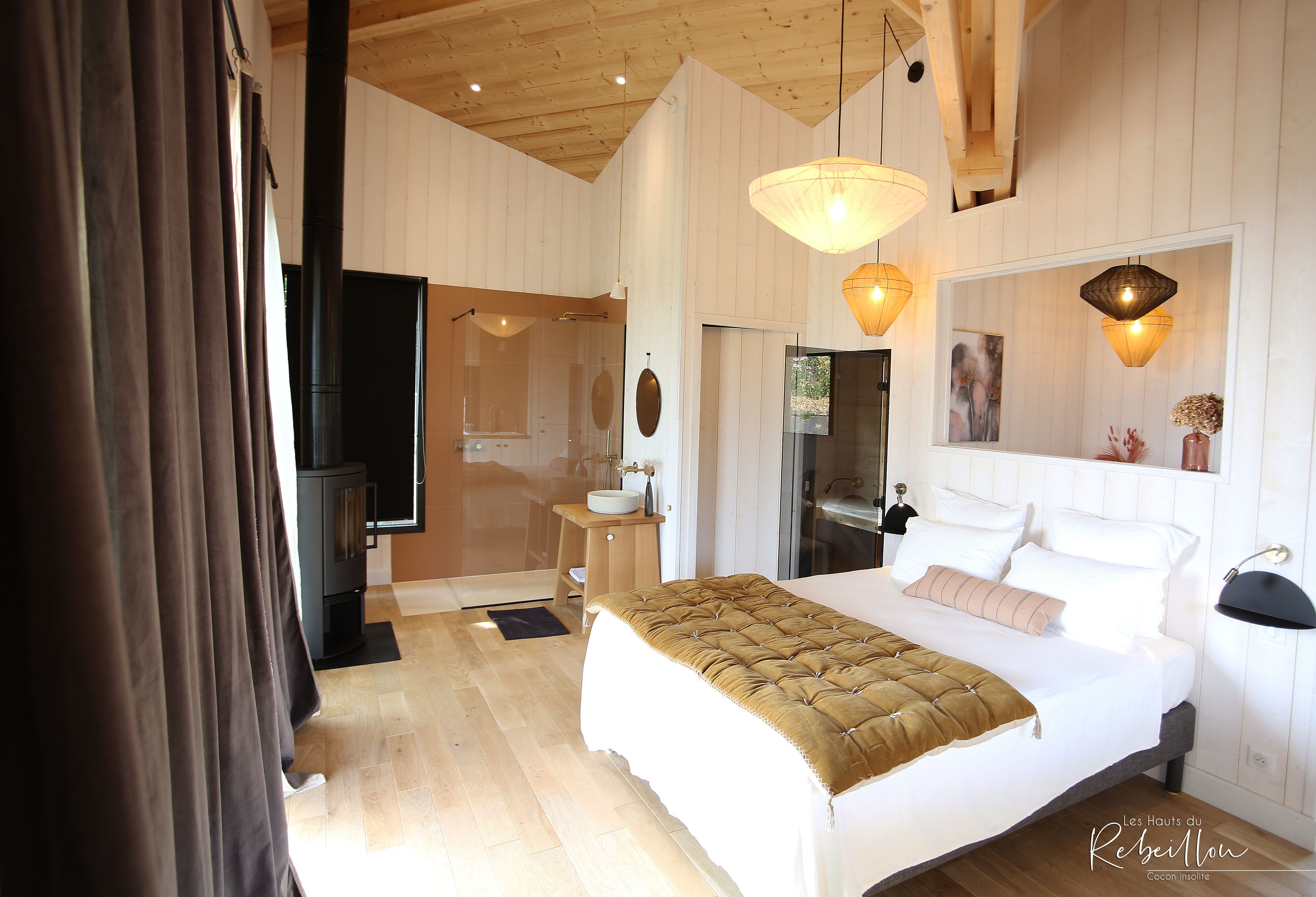 La Cabane des Hauts Du Rebeillou — Cabane Spa à Haute-Garonne à Toulouse — espace de vie
