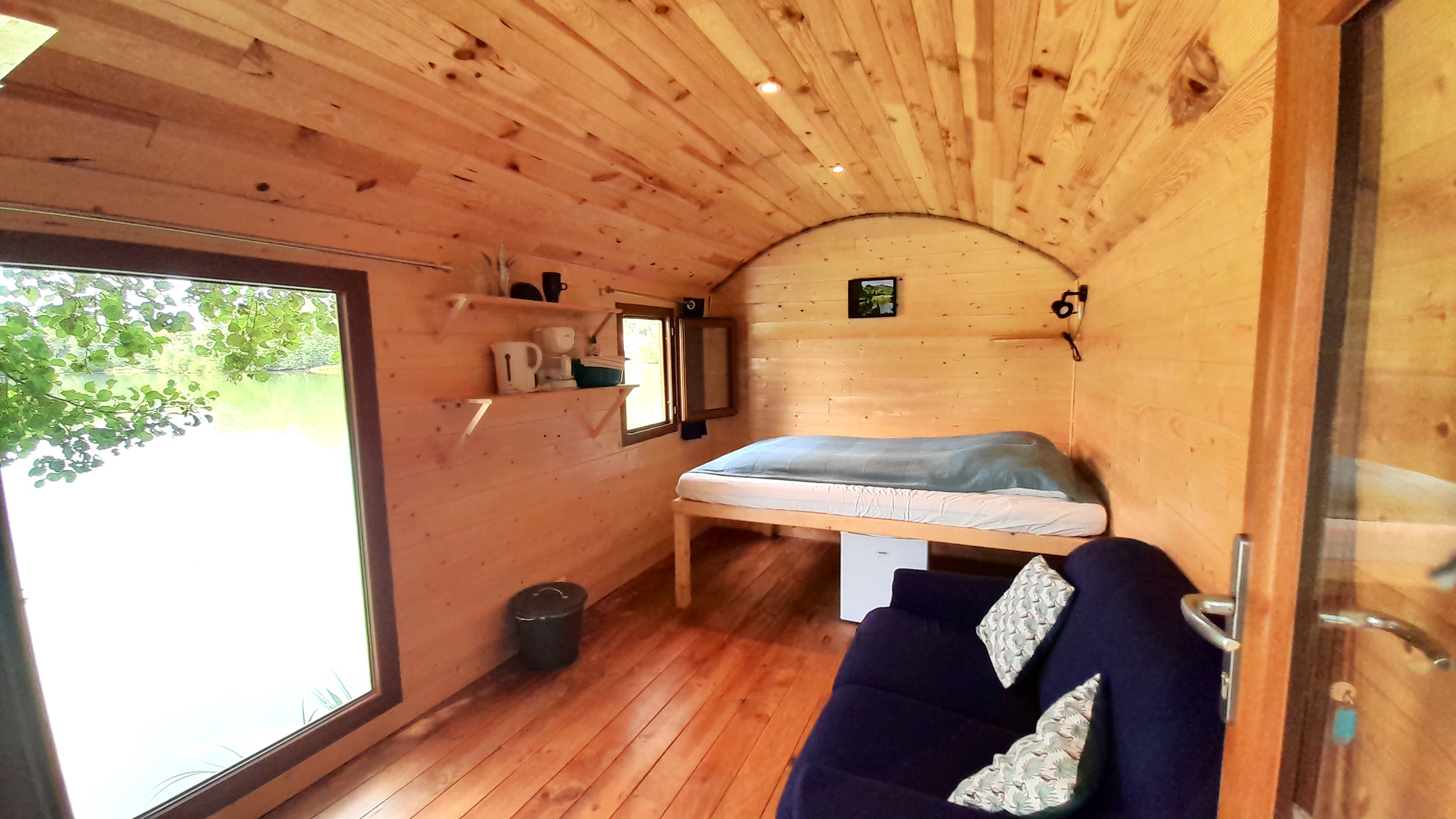 Évasion en Tiny House au bord d'un lac en Auvergne à Condat-En-Combraille — salle de bain