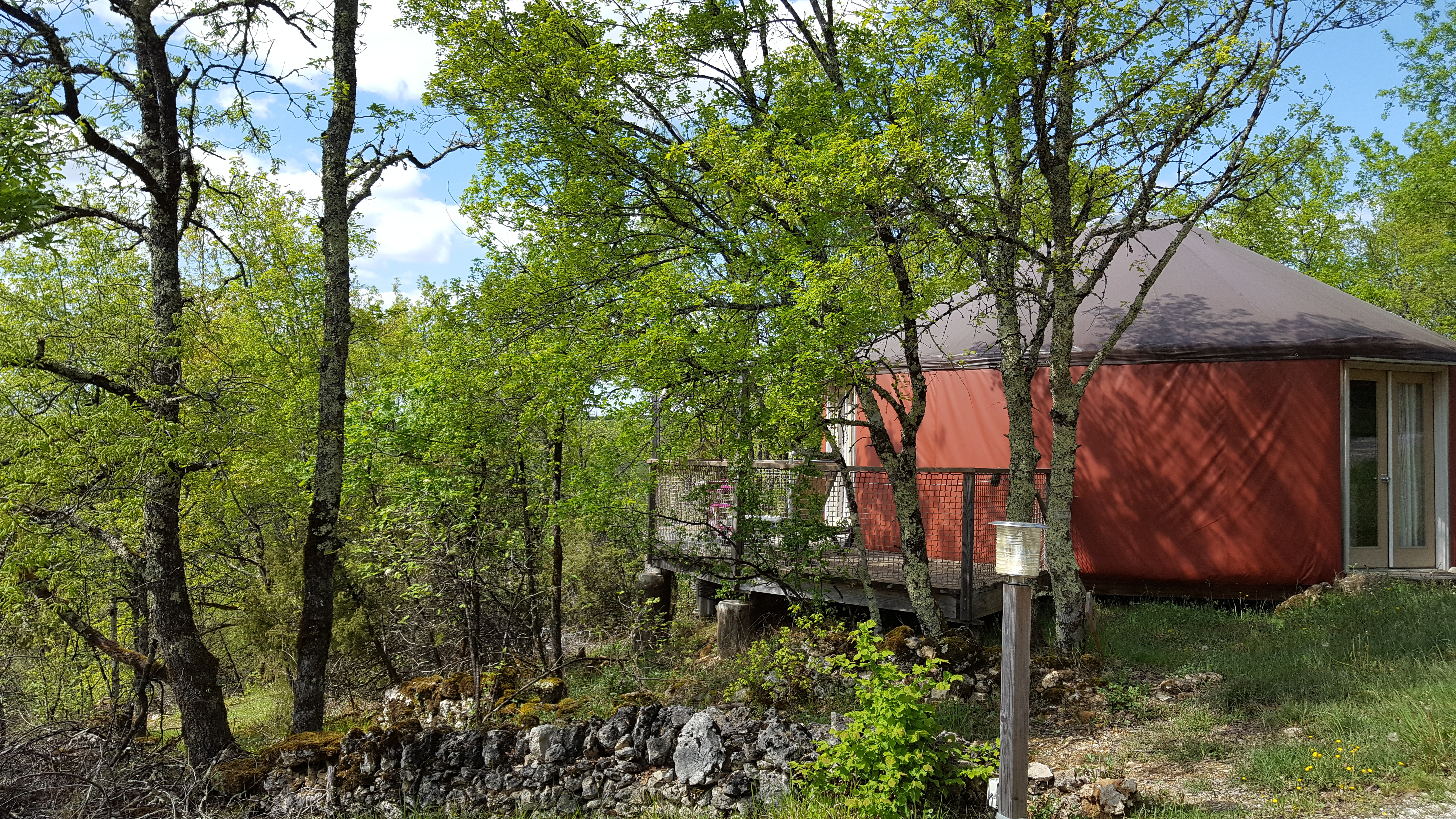 Séjournez dans une yourte moderne au cœur du Lot à Albas — environnement naturel